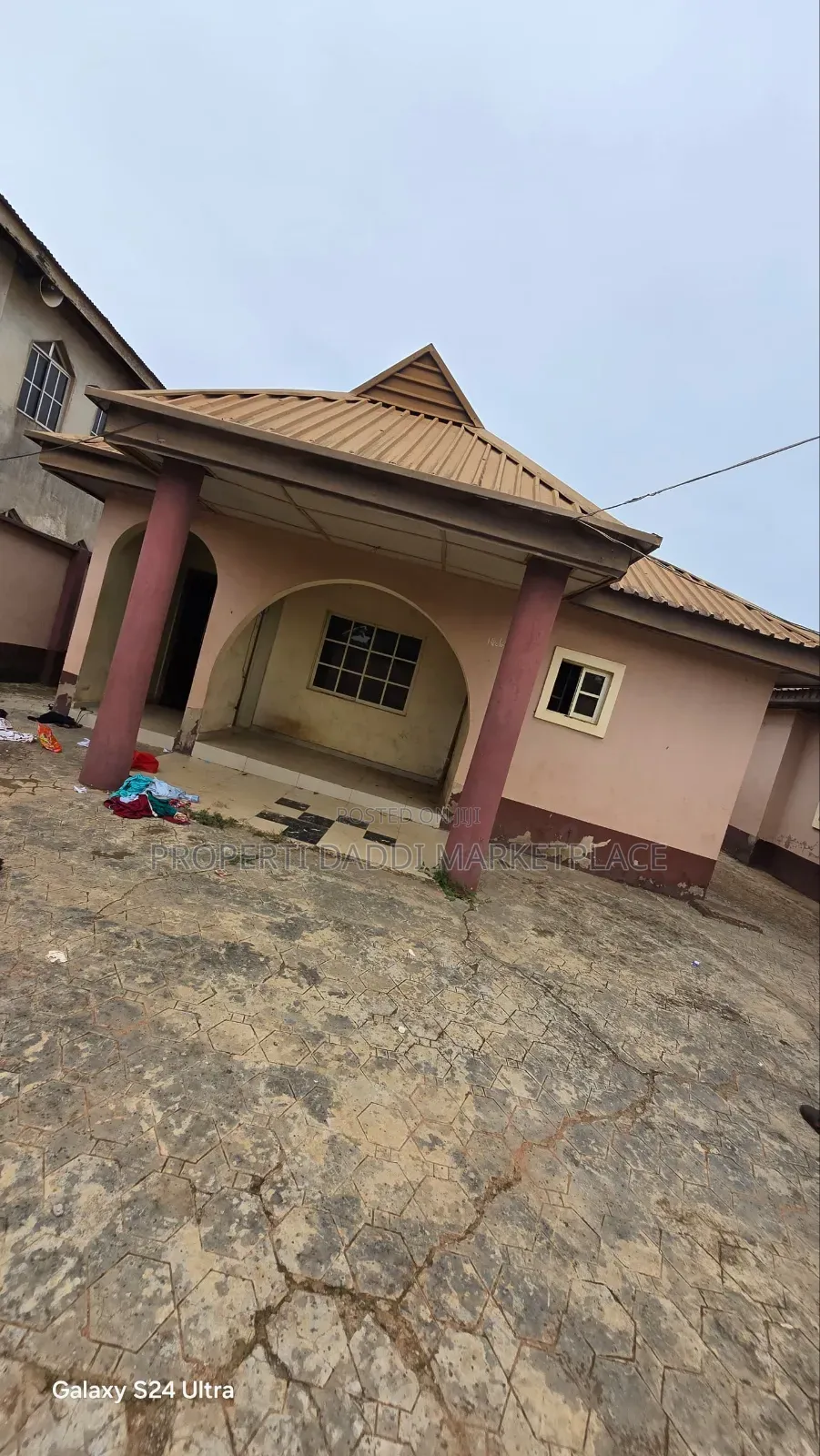 10bdrm Bungalow in Ayobo for sale