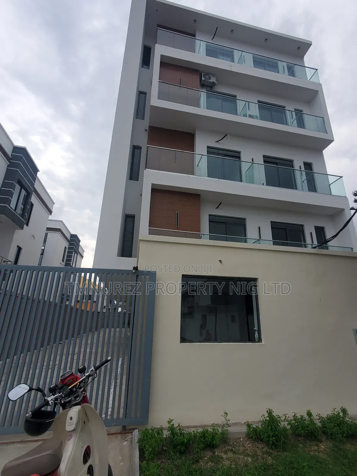 3bdrm Apartment in Lekki Phase1 for sale