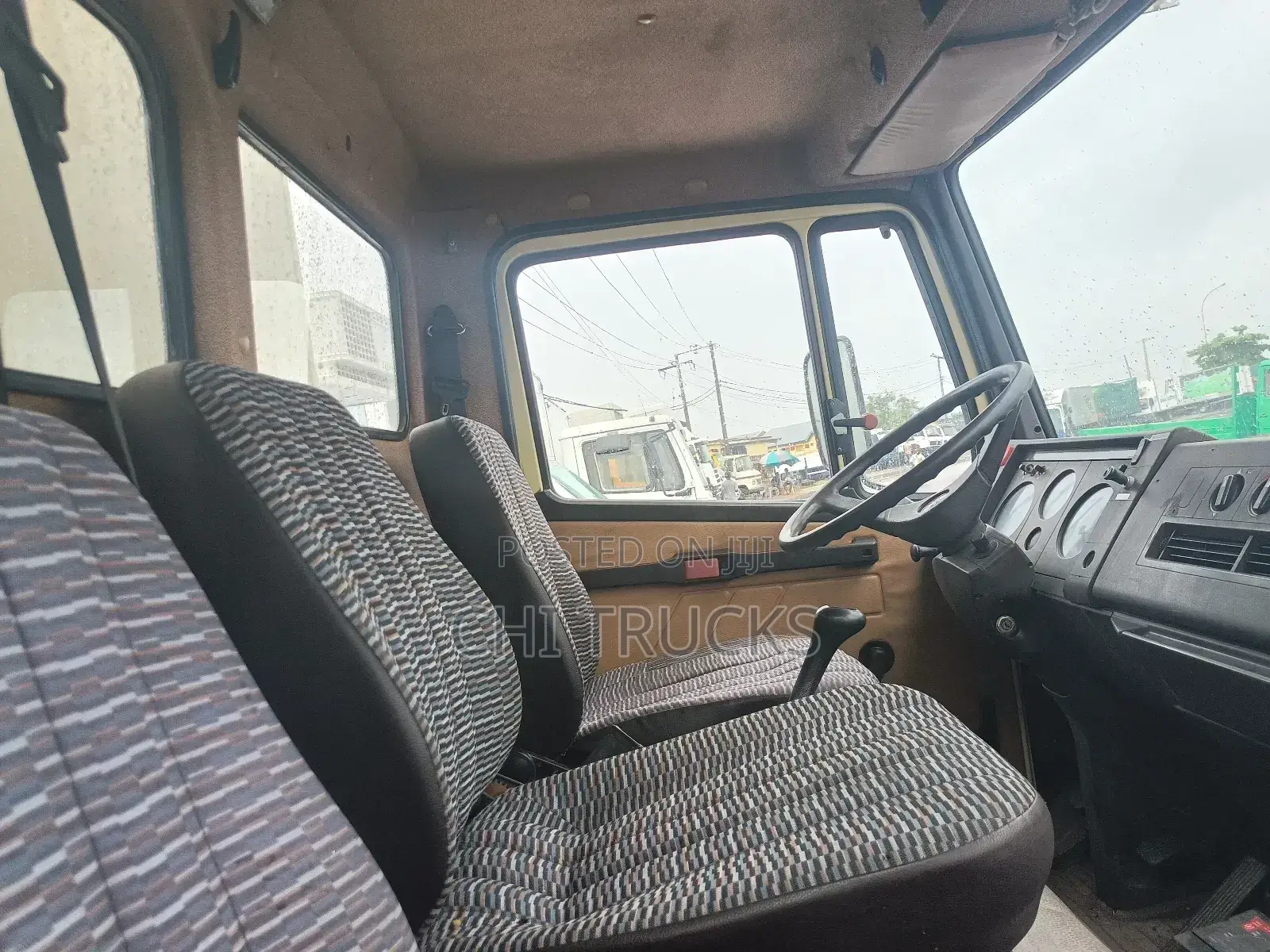 Mercedes Benz 814 Container 2000 Beige