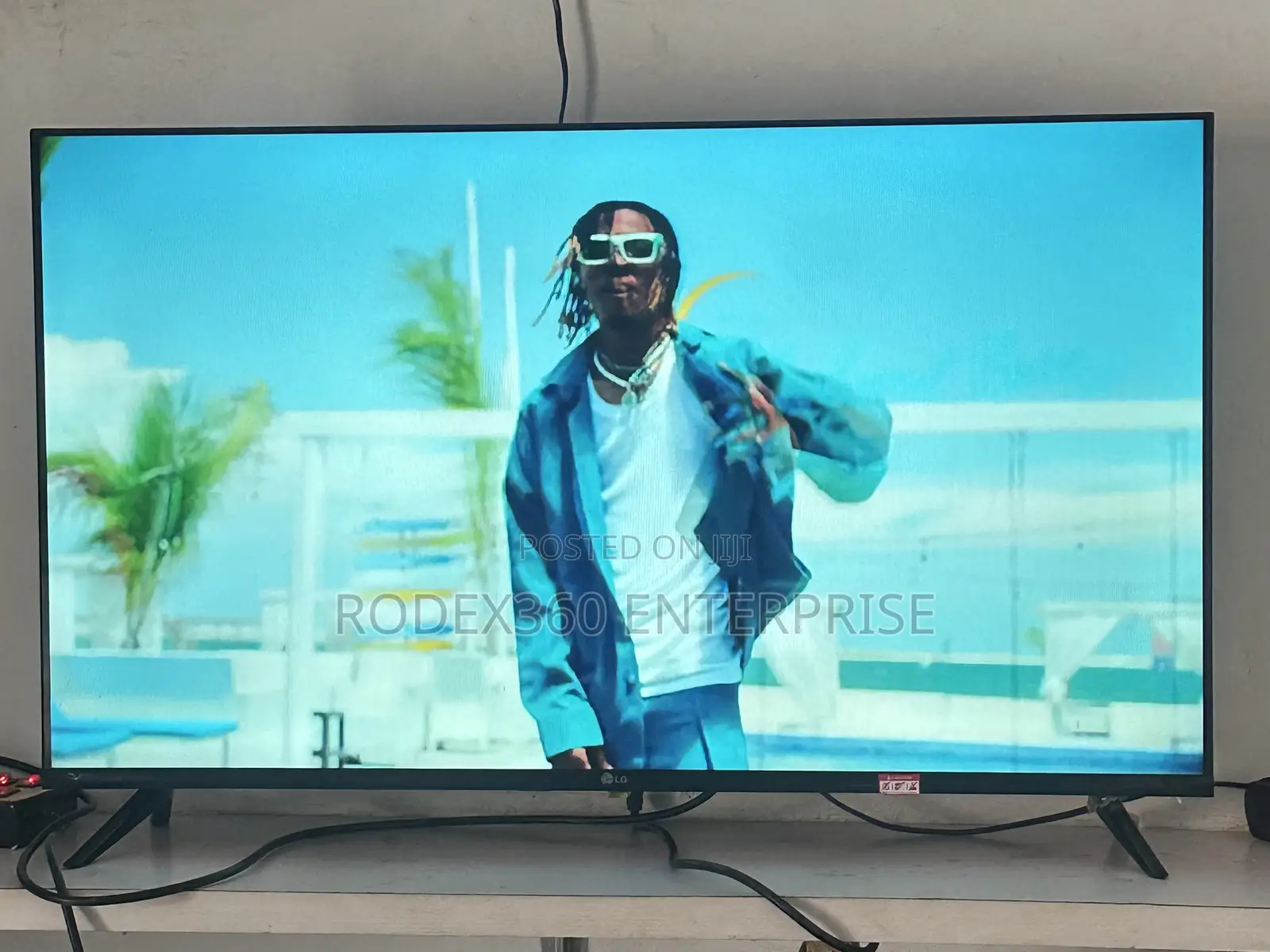 Brand New 40 Inch Frameless Lg Smart Tv For Sale.