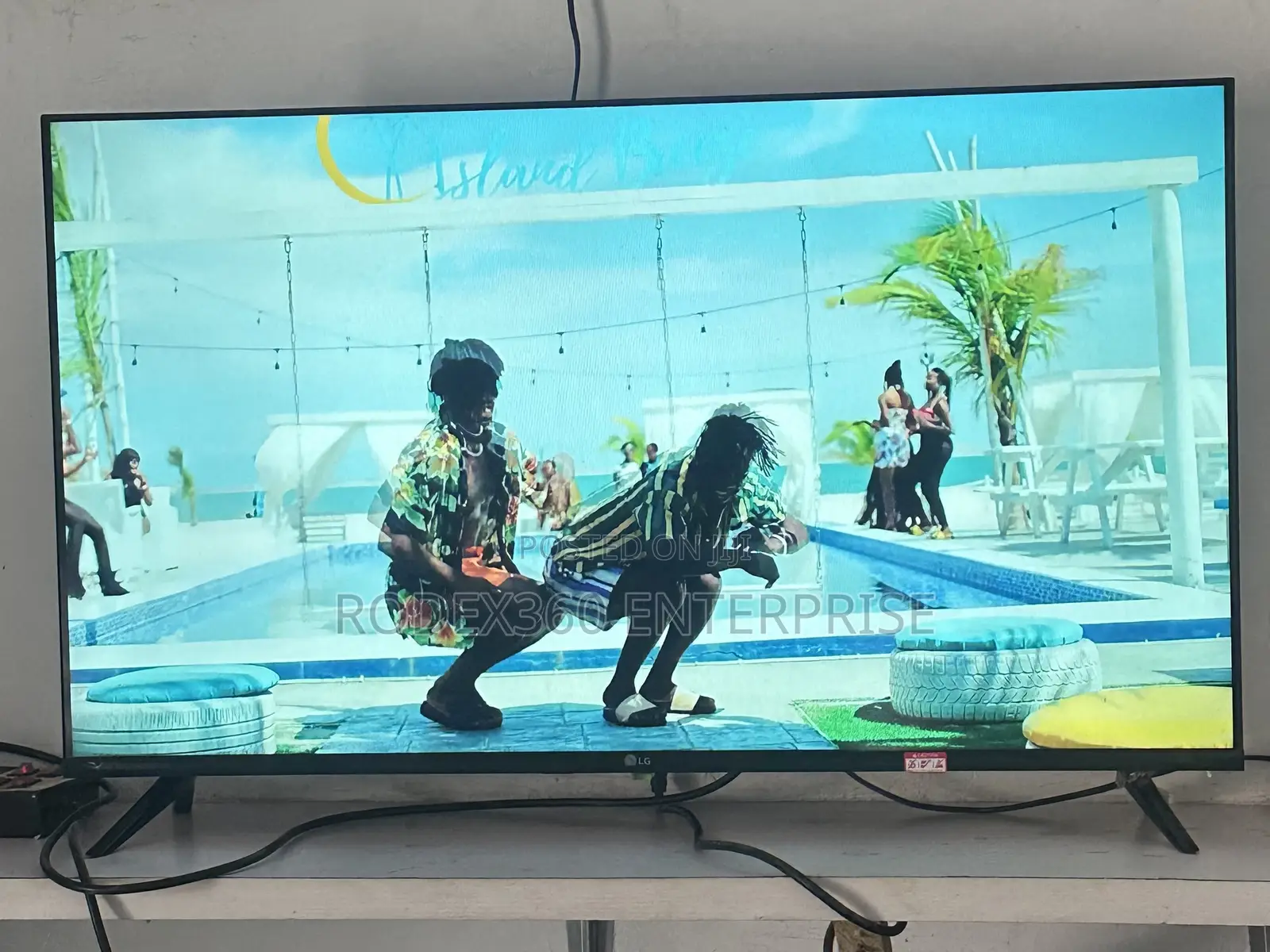 Brand New 40 Inch Frameless Lg Smart Tv For Sale.