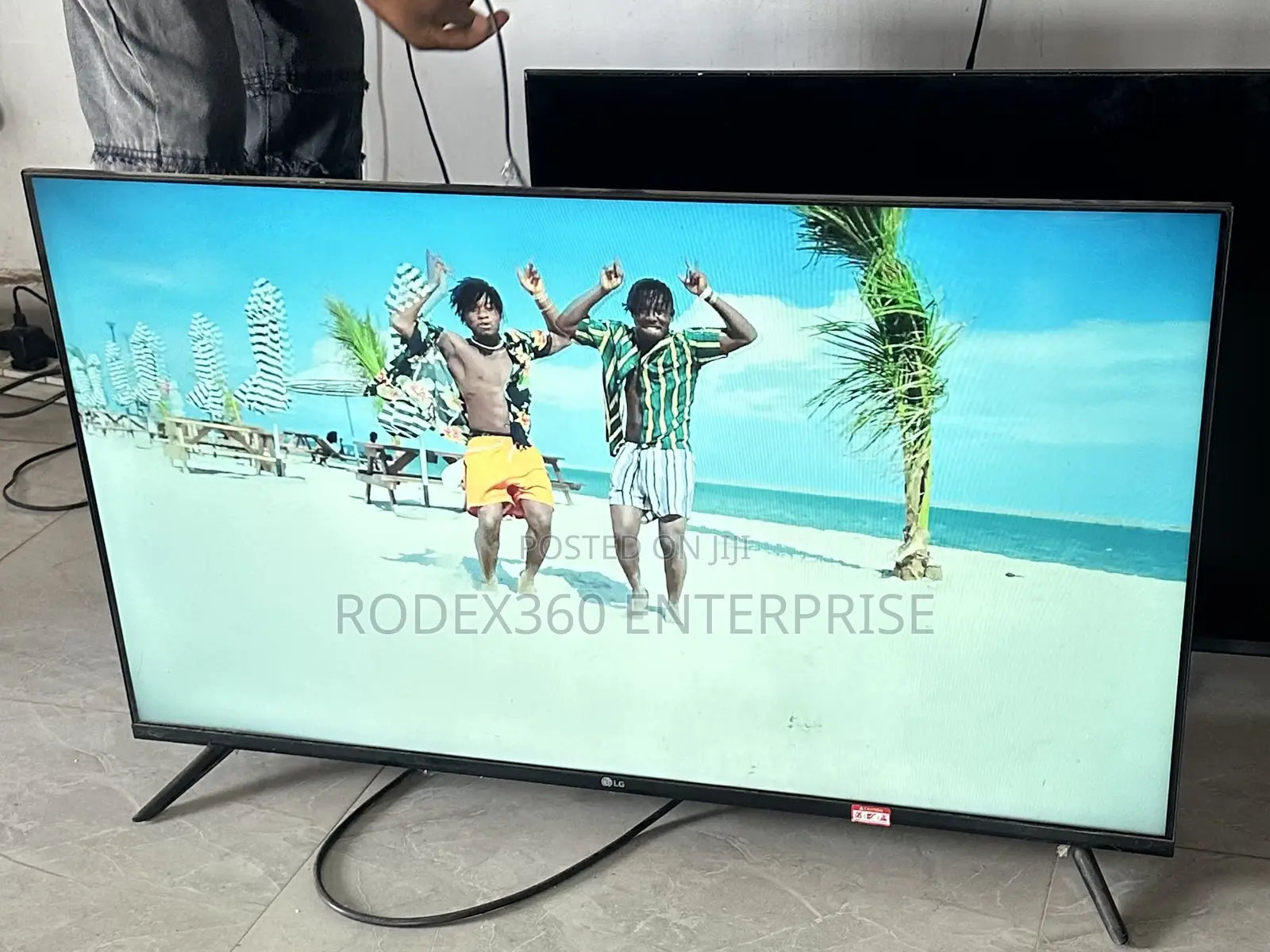 Brand New 40 Inch Frameless Lg Smart Tv For Sale.