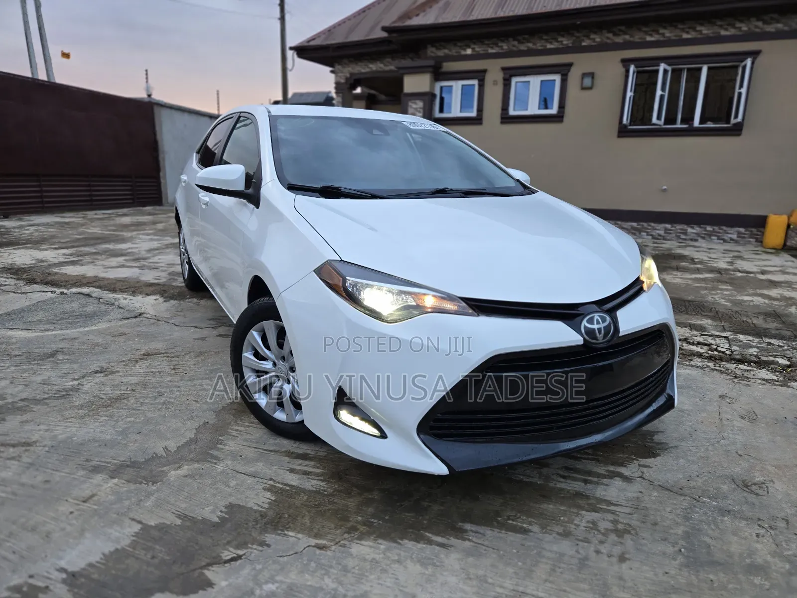 Toyota Corolla LE 4dr Sedan (1.8L 4cyl CVT) 2017 White