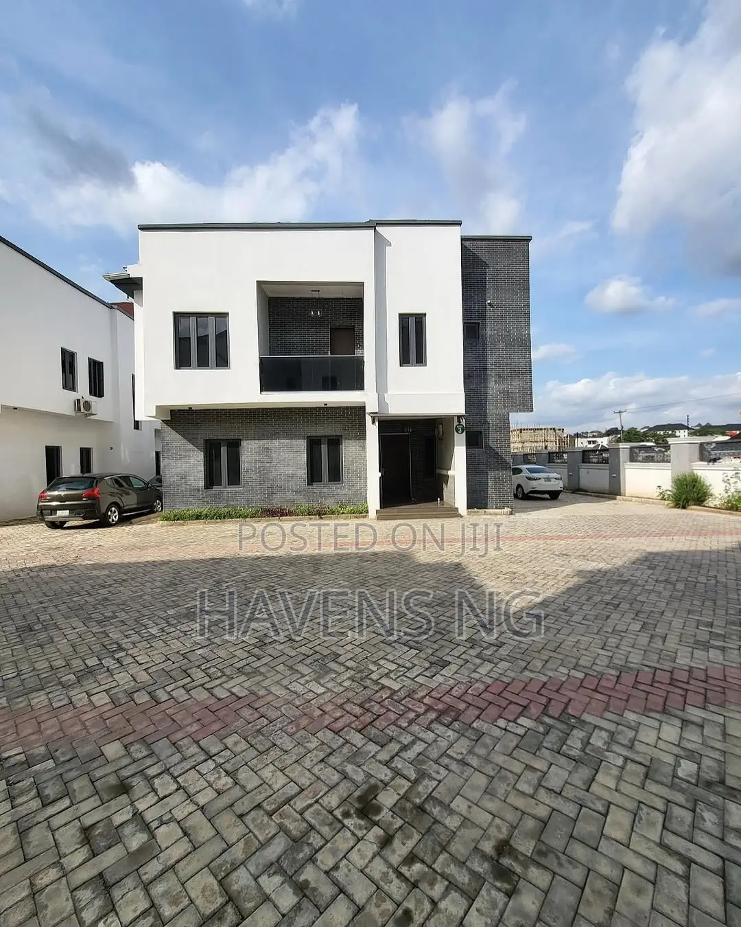 5bdrm Duplex in Guzape District for sale