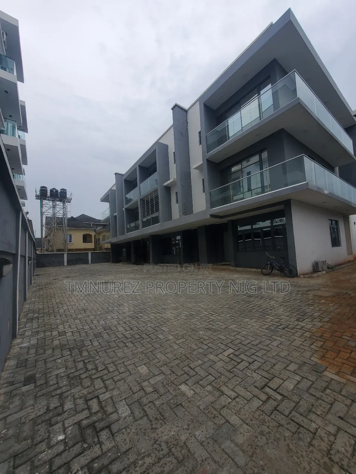 4bdrm Duplex in Chevron Dricve for sale