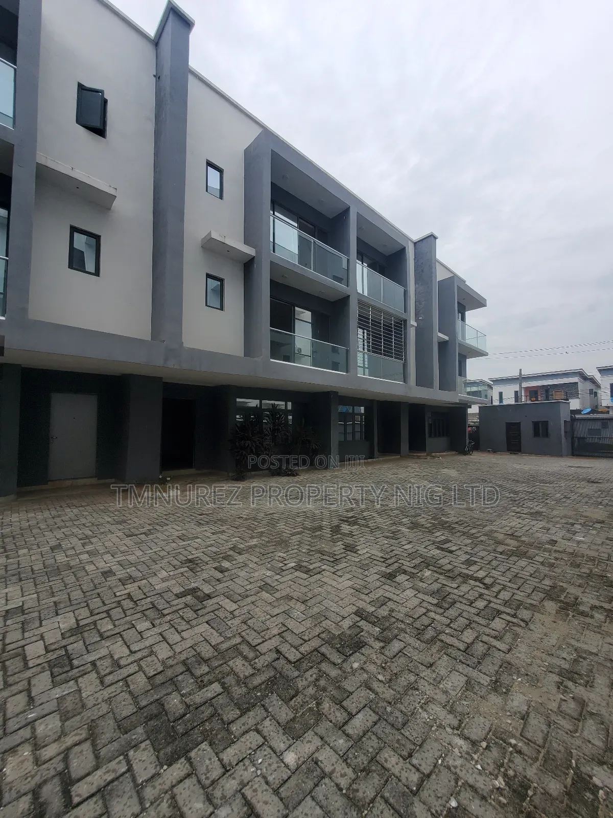 4bdrm Duplex in Chevron Dricve for sale