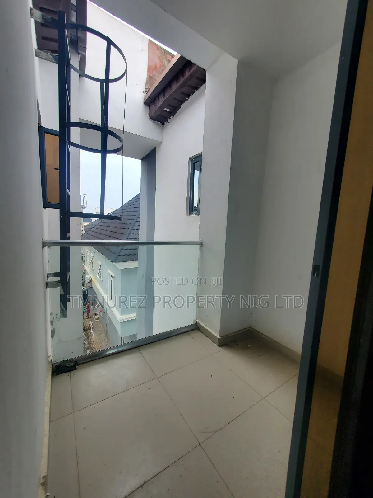 4bdrm Duplex in Chevron Dricve for sale