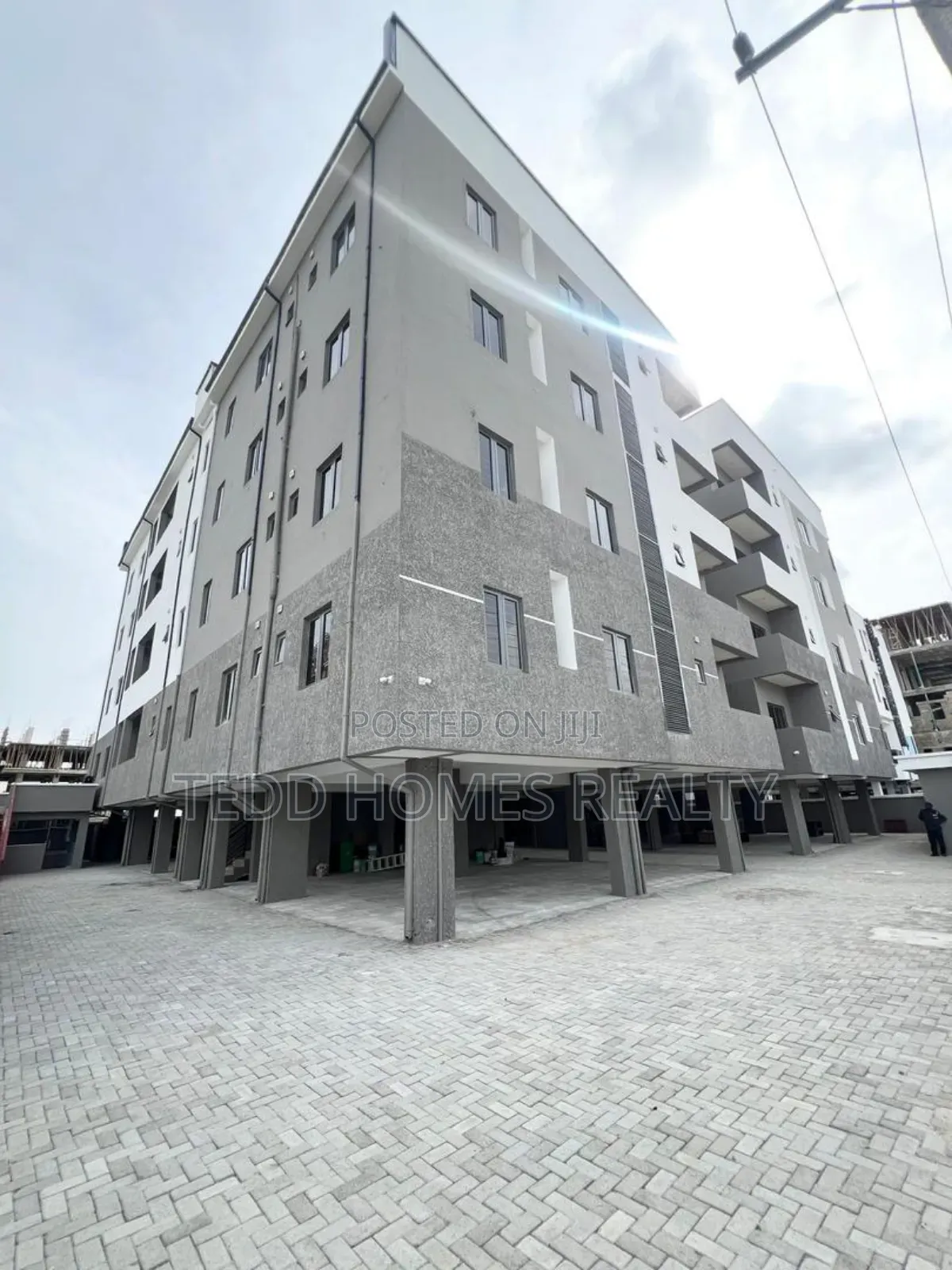 3bdrm Apartment in Lekki Phase 1 for sale