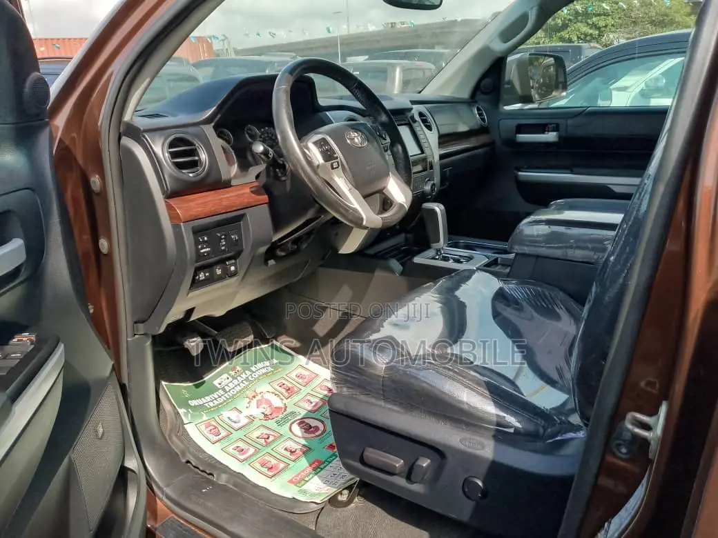 Toyota Tundra Platinum 5.7L V8 4x4 CrewMax 5.6 ft. box 145.7 in. WB