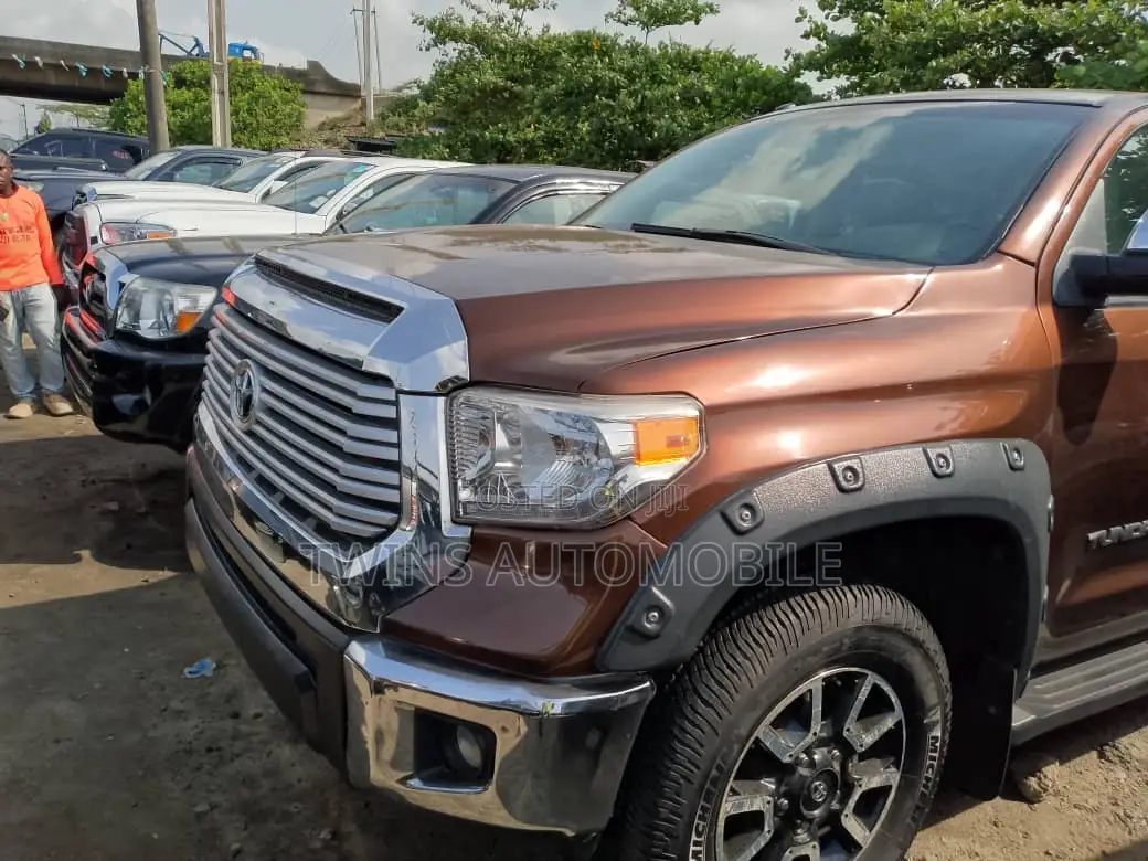 Toyota Tundra Platinum 5.7L V8 4x4 CrewMax 5.6 ft. box 145.7 in. WB