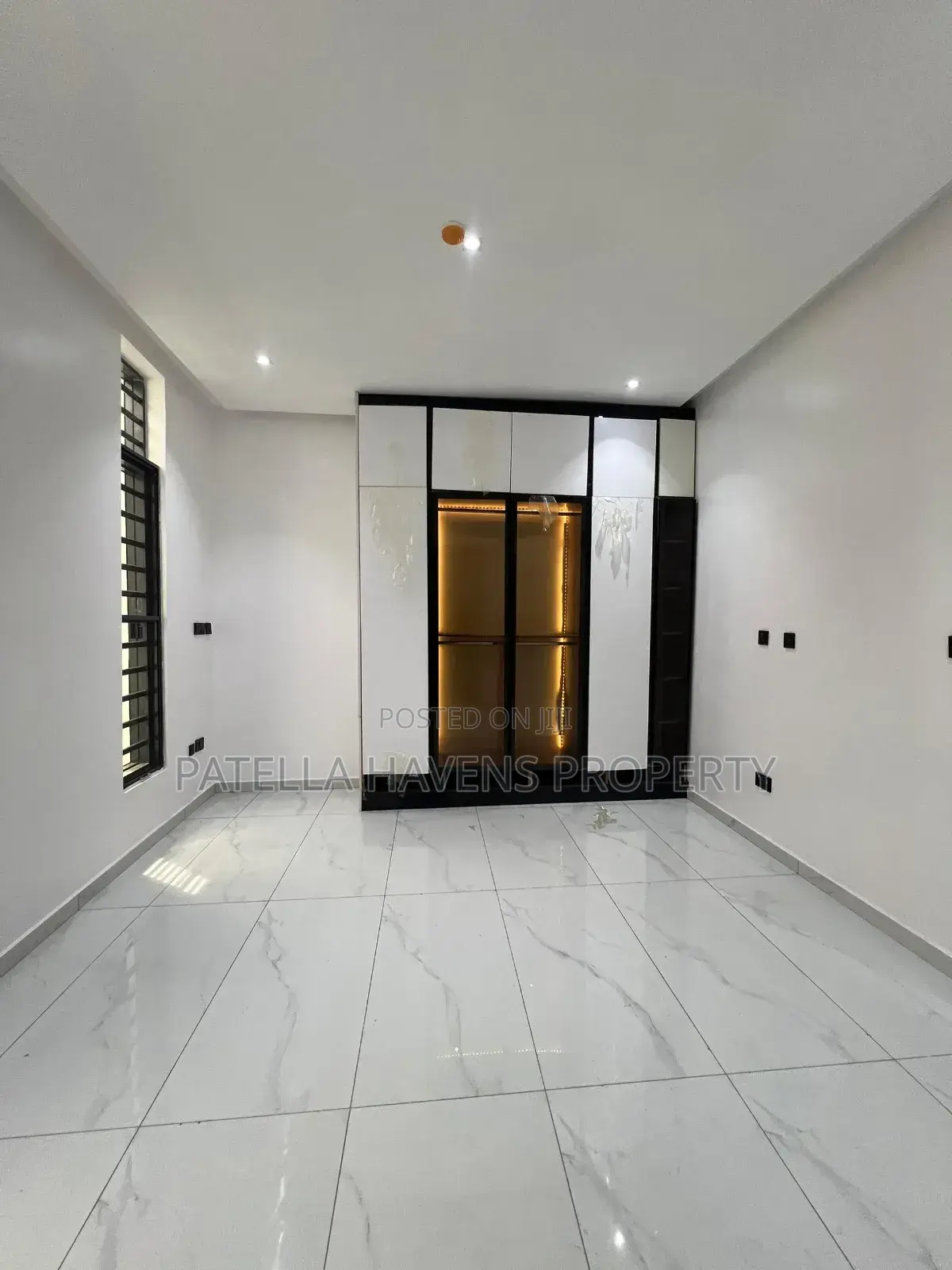 5bdrm Duplex in Ikota for sale