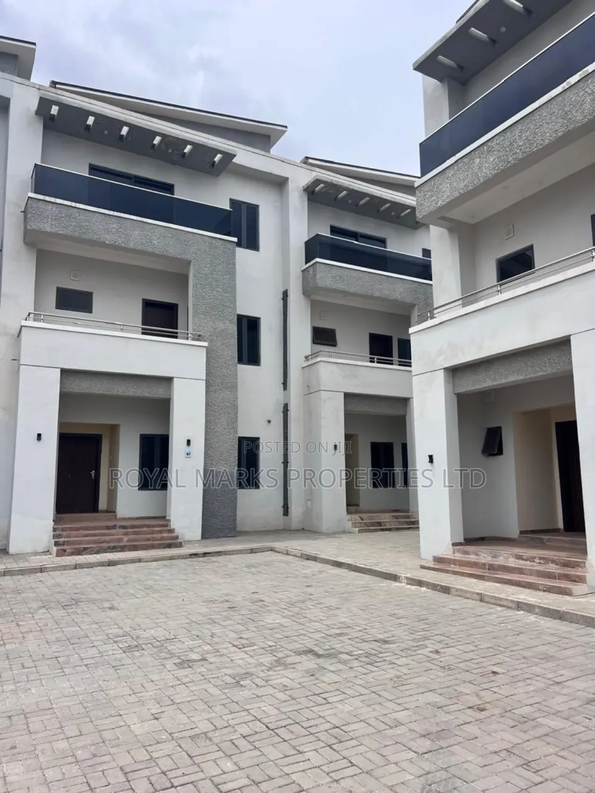 4bdrm Duplex in Durumi for sale