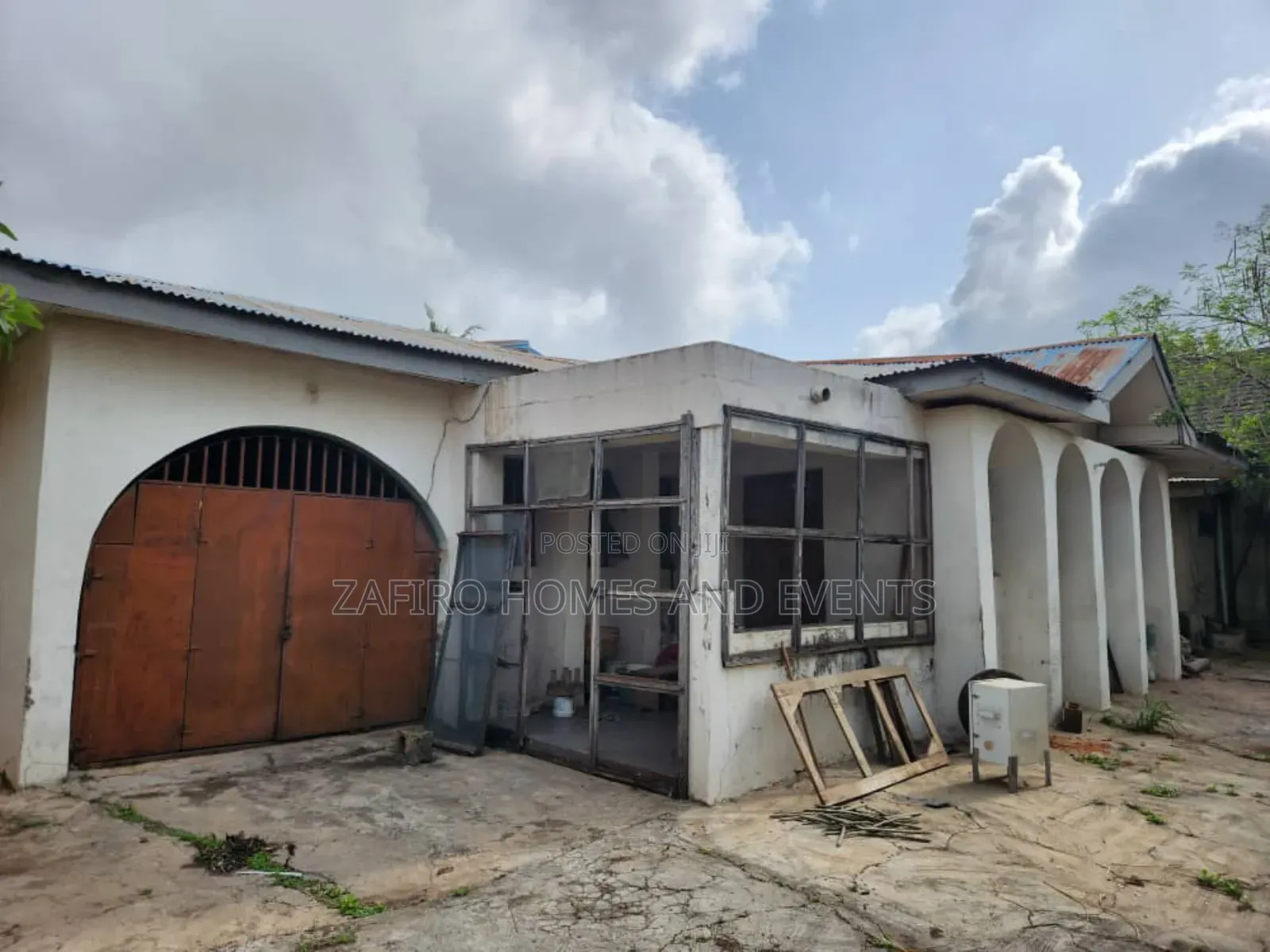 5bdrm Bungalow in Crown Height Area for sale