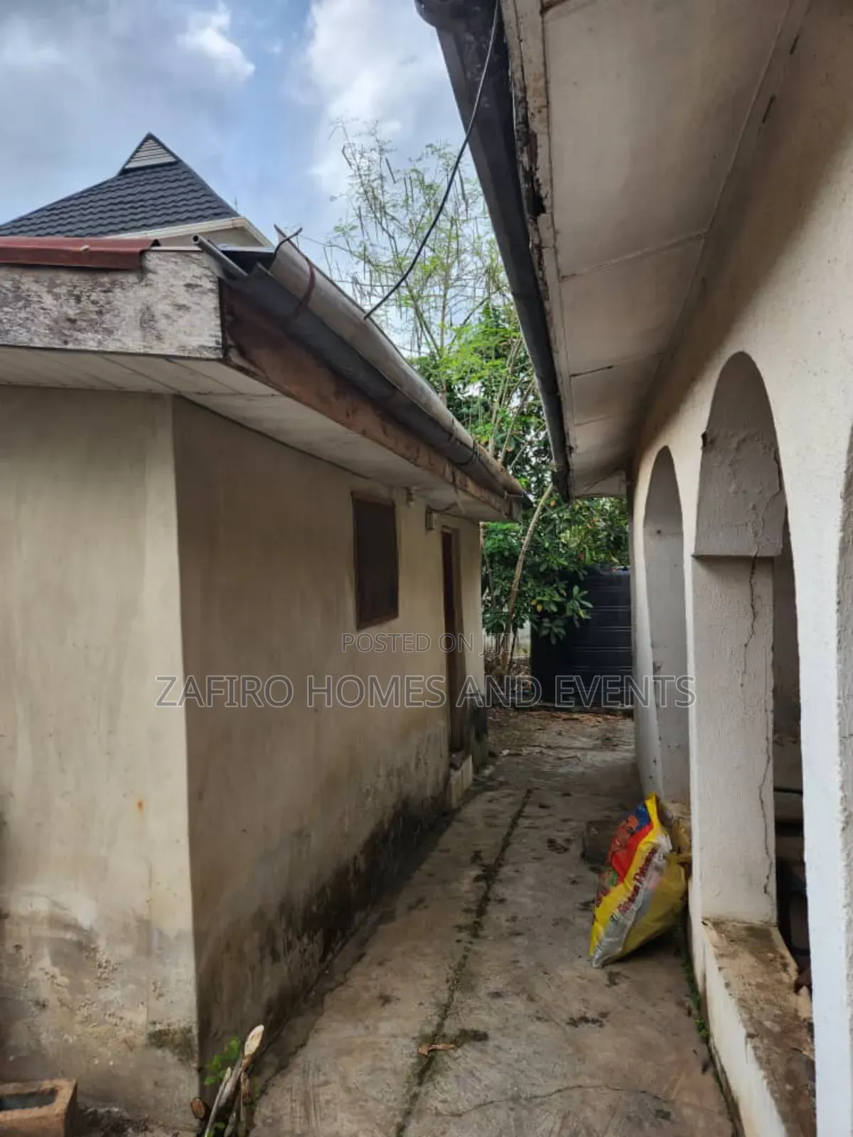 5bdrm Bungalow in Crown Height Area for sale