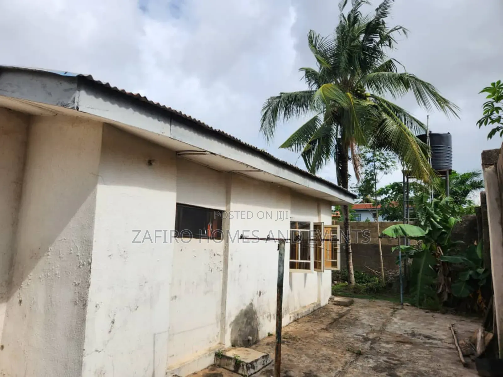 5bdrm Bungalow in Crown Height Area for sale