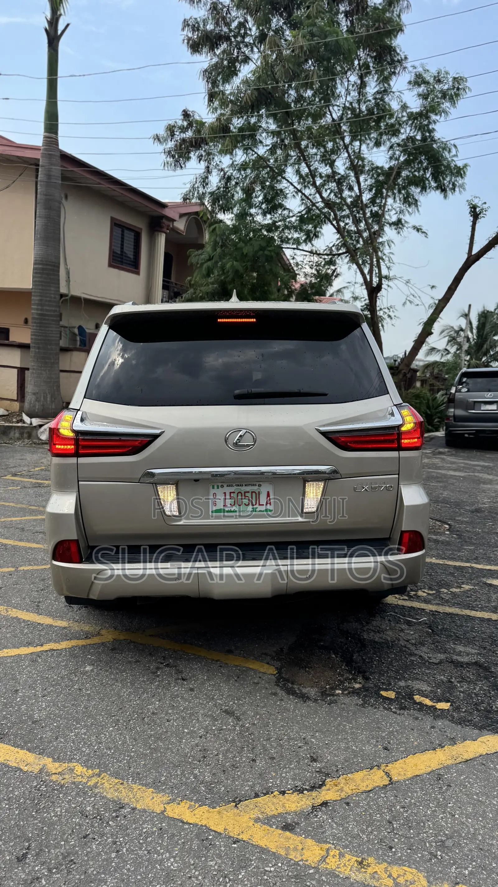 Lexus LX 570 AWD 2016 Gold