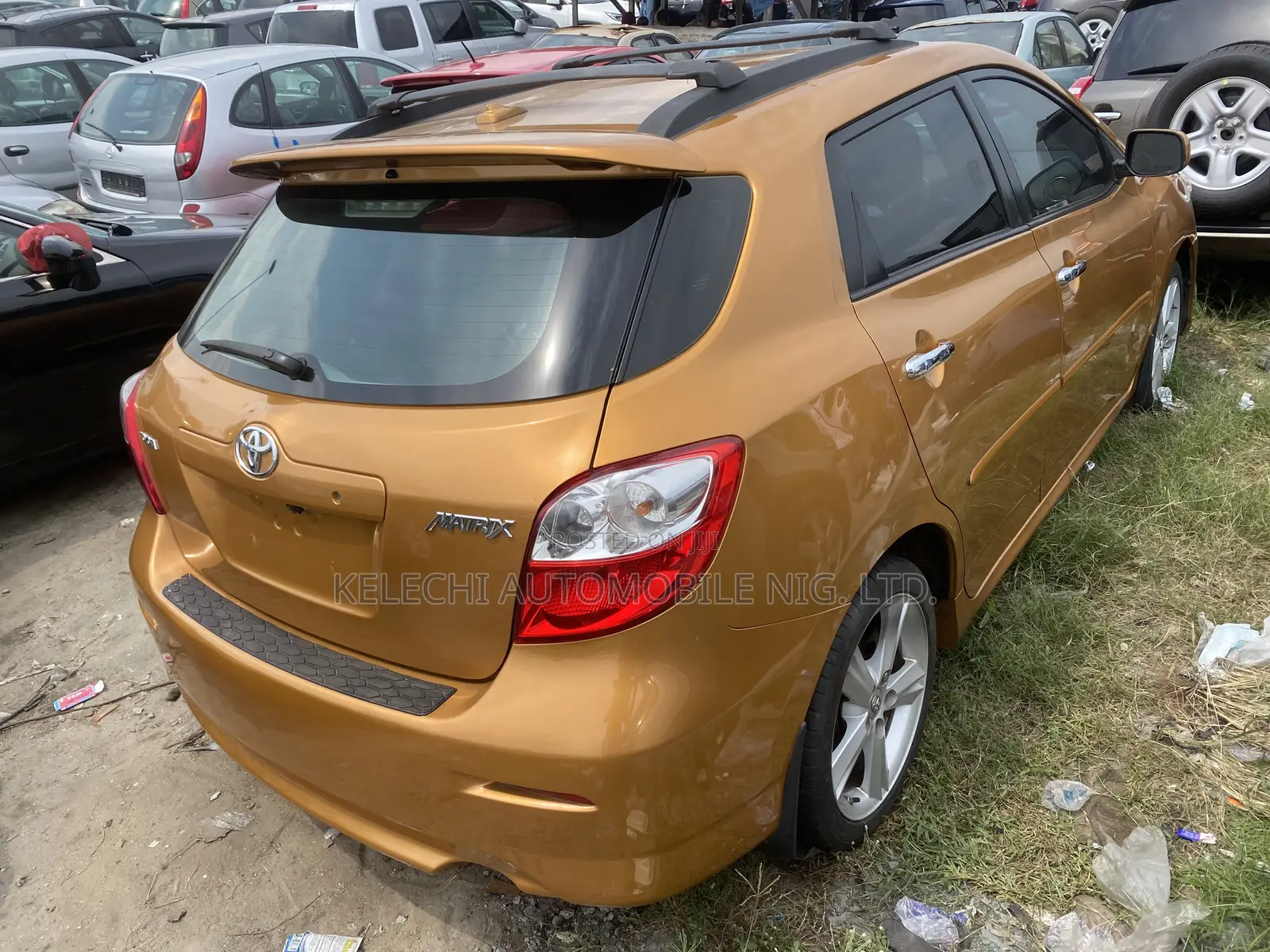 Toyota Matrix S Hatchback AWD (2.4L 4cyl 4A) 2010 Gold