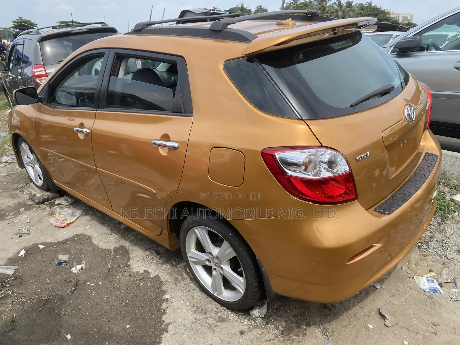 Toyota Matrix S Hatchback AWD (2.4L 4cyl 4A) 2010 Gold