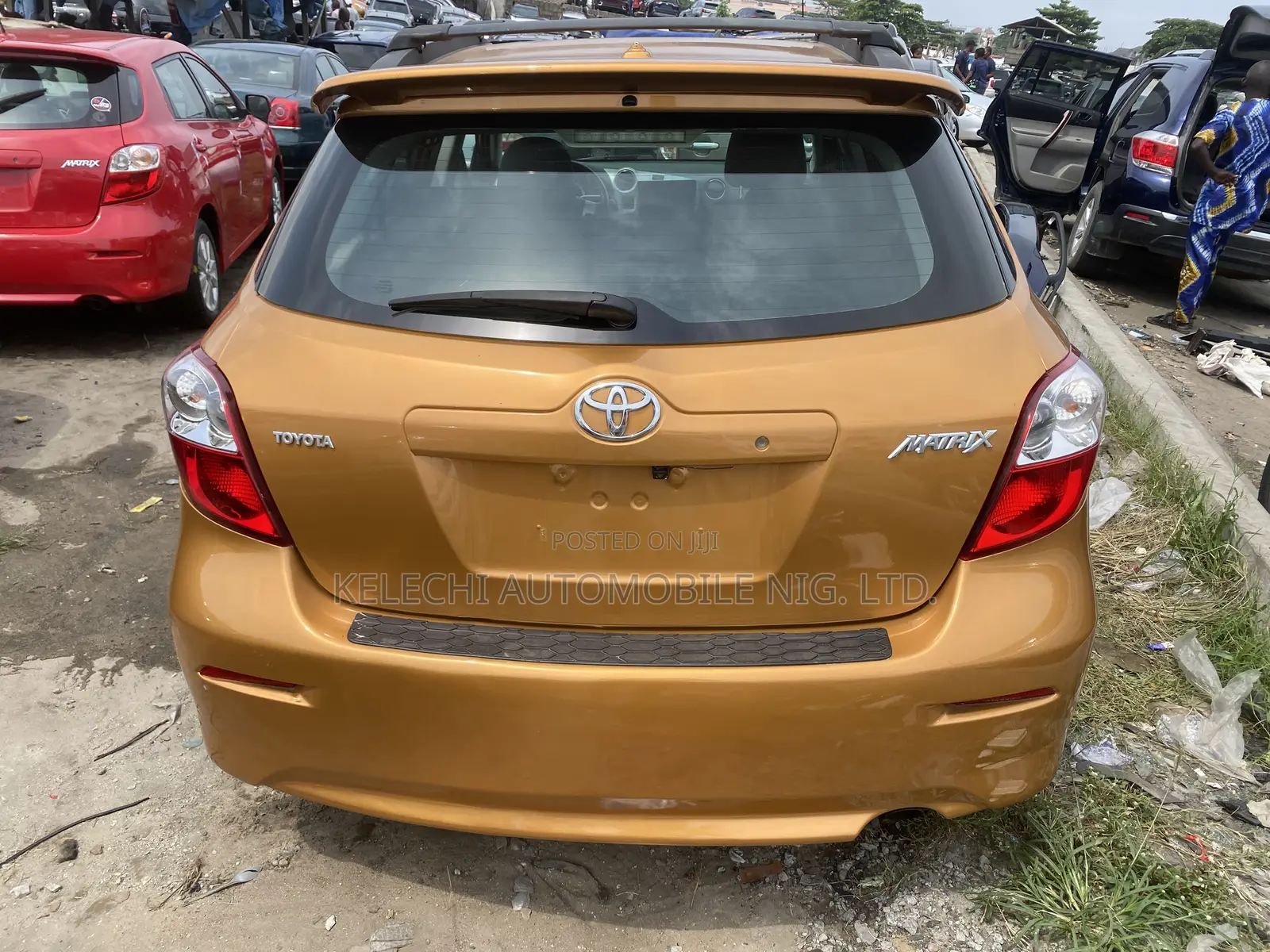 Toyota Matrix S Hatchback AWD (2.4L 4cyl 4A) 2010 Gold