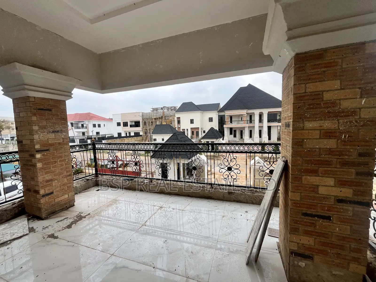 5bdrm Duplex in Legislative Quarters, Apo District for sale