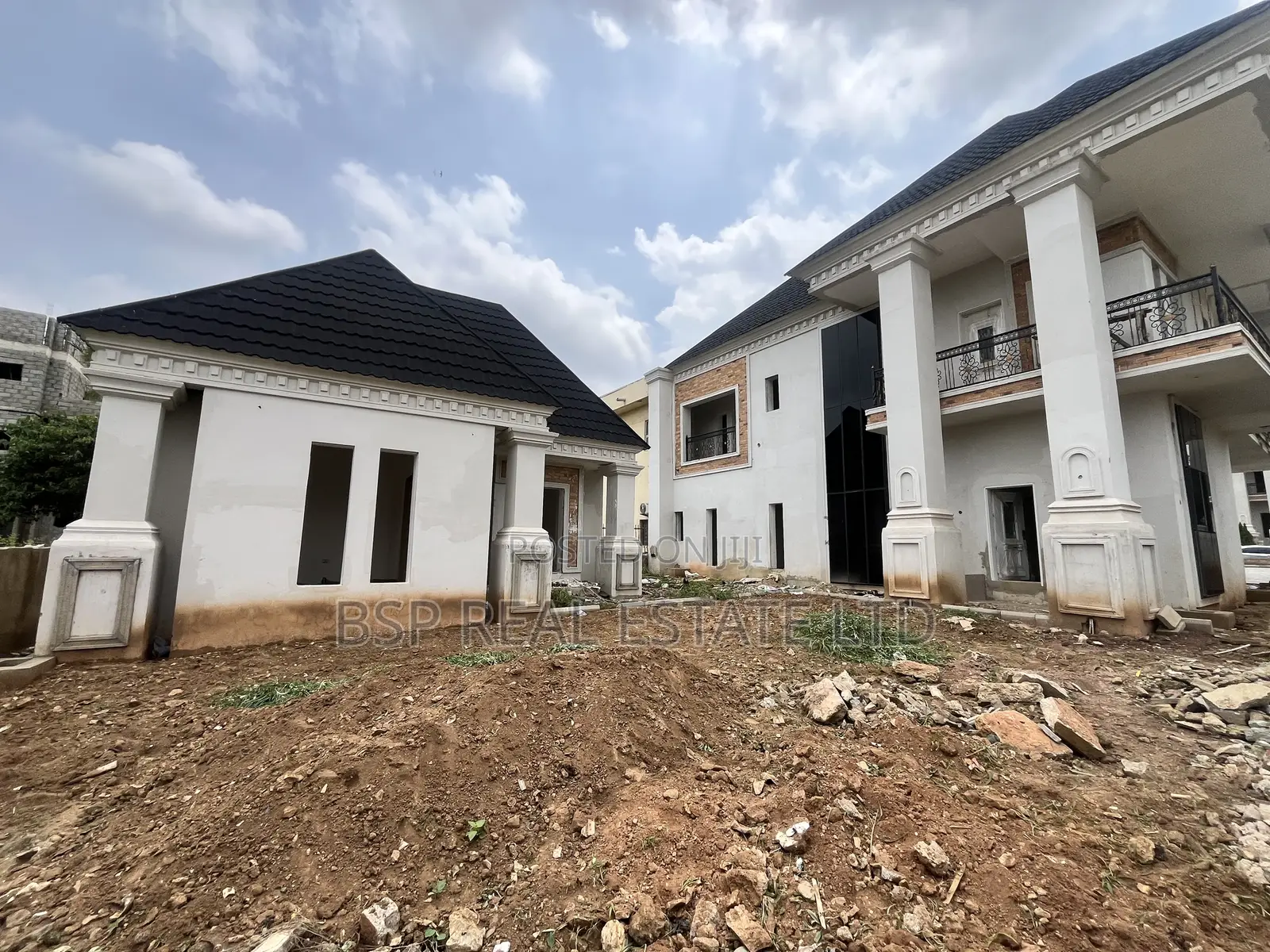 5bdrm Duplex in Legislative Quarters, Apo District for sale