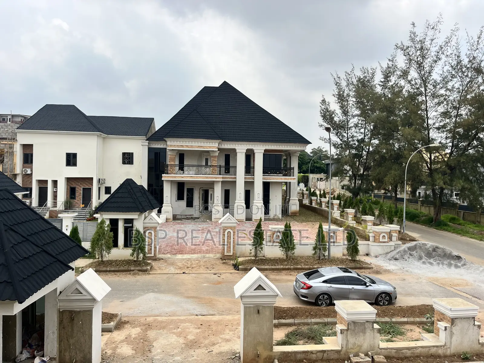 5bdrm Duplex in Legislative Quarters, Apo District for sale