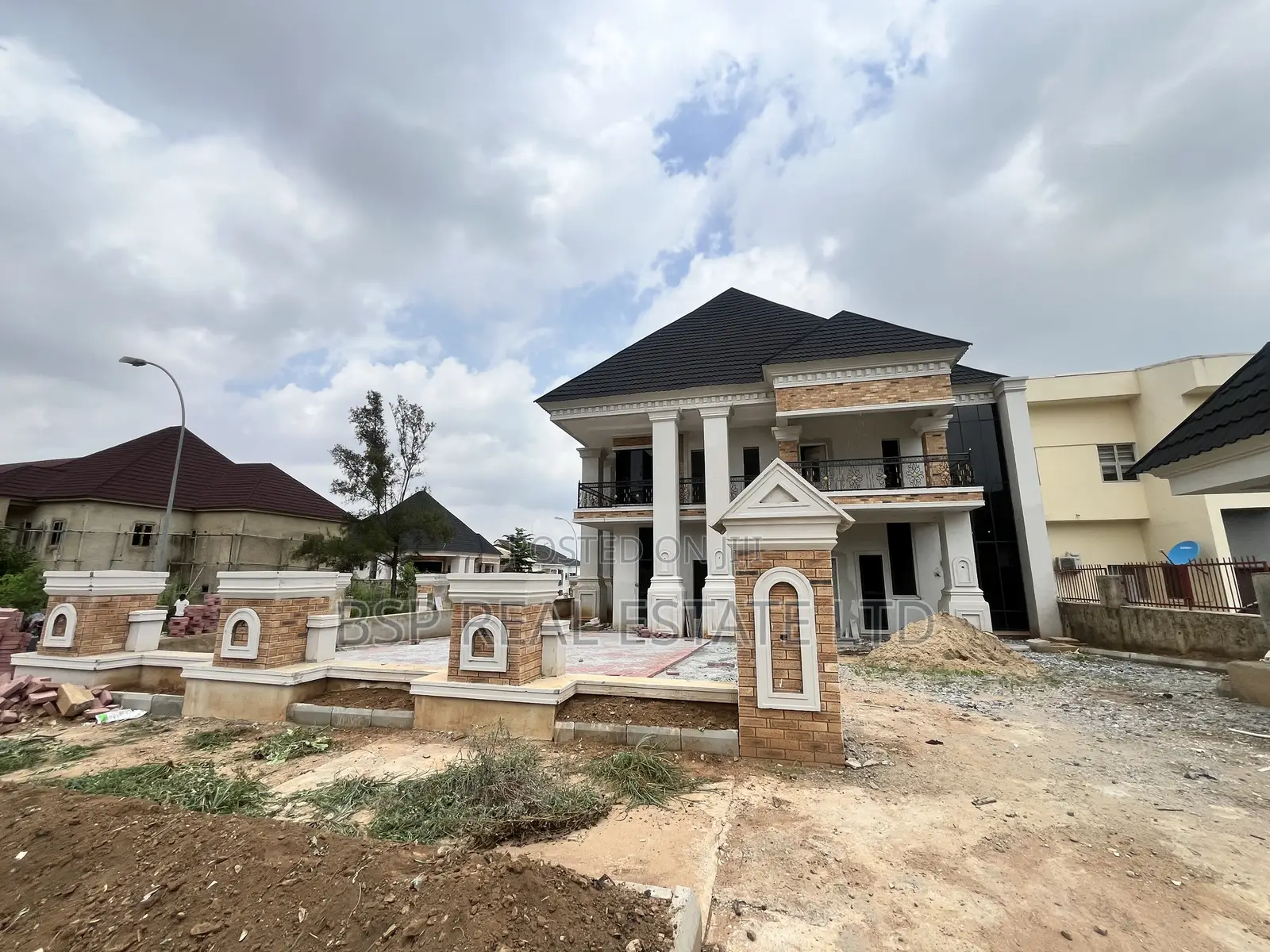 5bdrm Duplex in Legislative Quarters, Apo District for sale