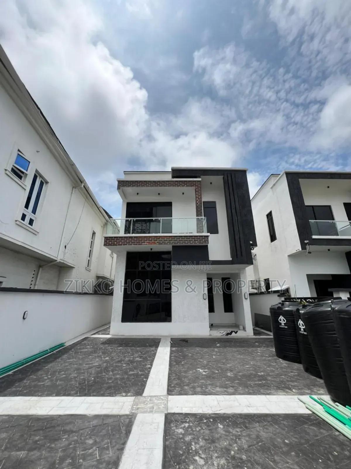 5bdrm Duplex in Ologolo, Lekki for sale