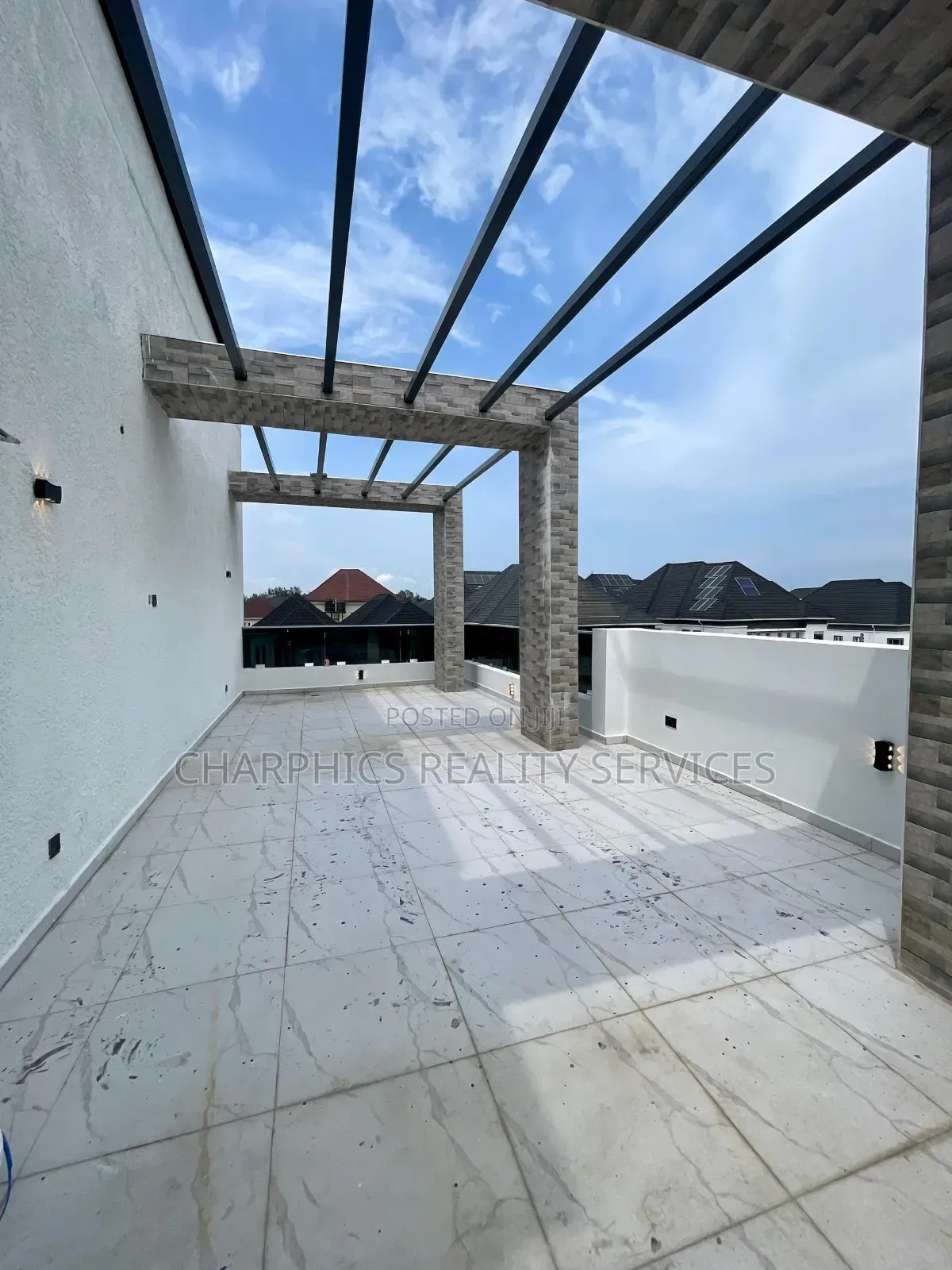 5bdrm Duplex in Chevron for sale