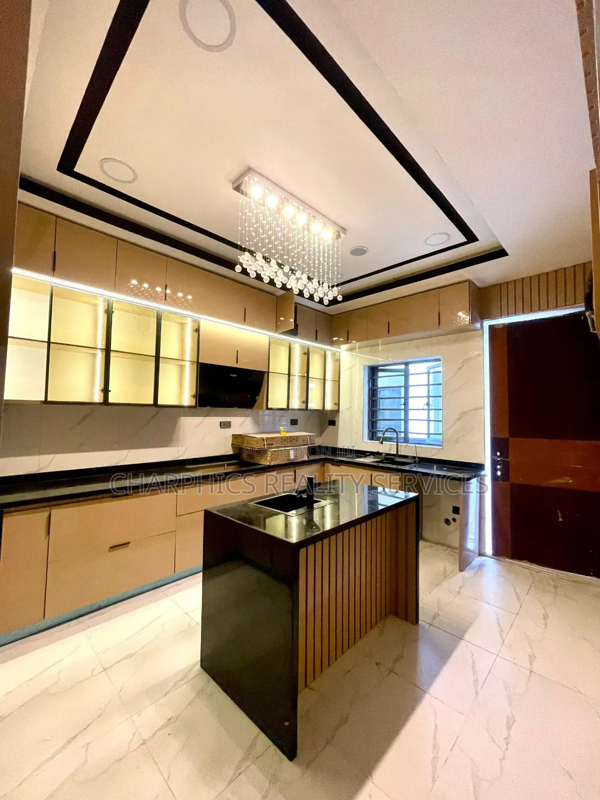 5bdrm Duplex in Chevron for sale