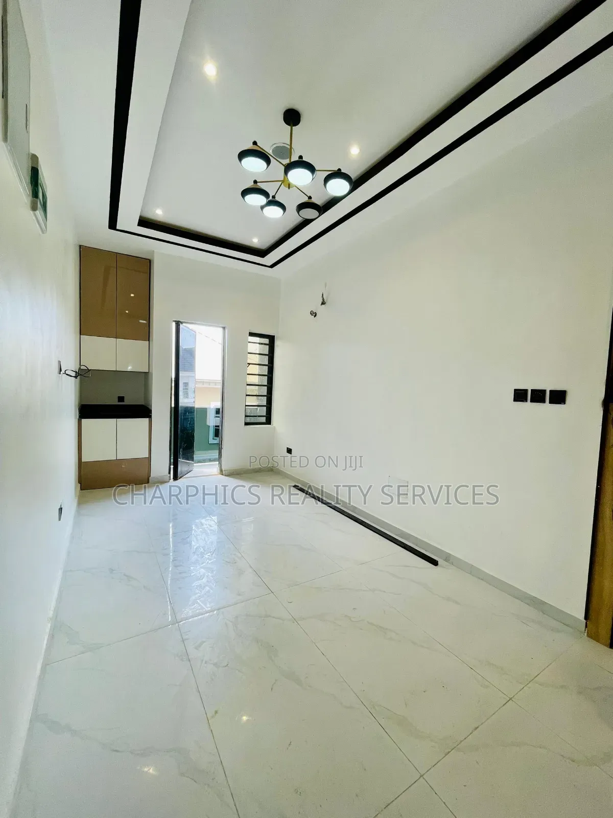 5bdrm Duplex in Chevron for sale