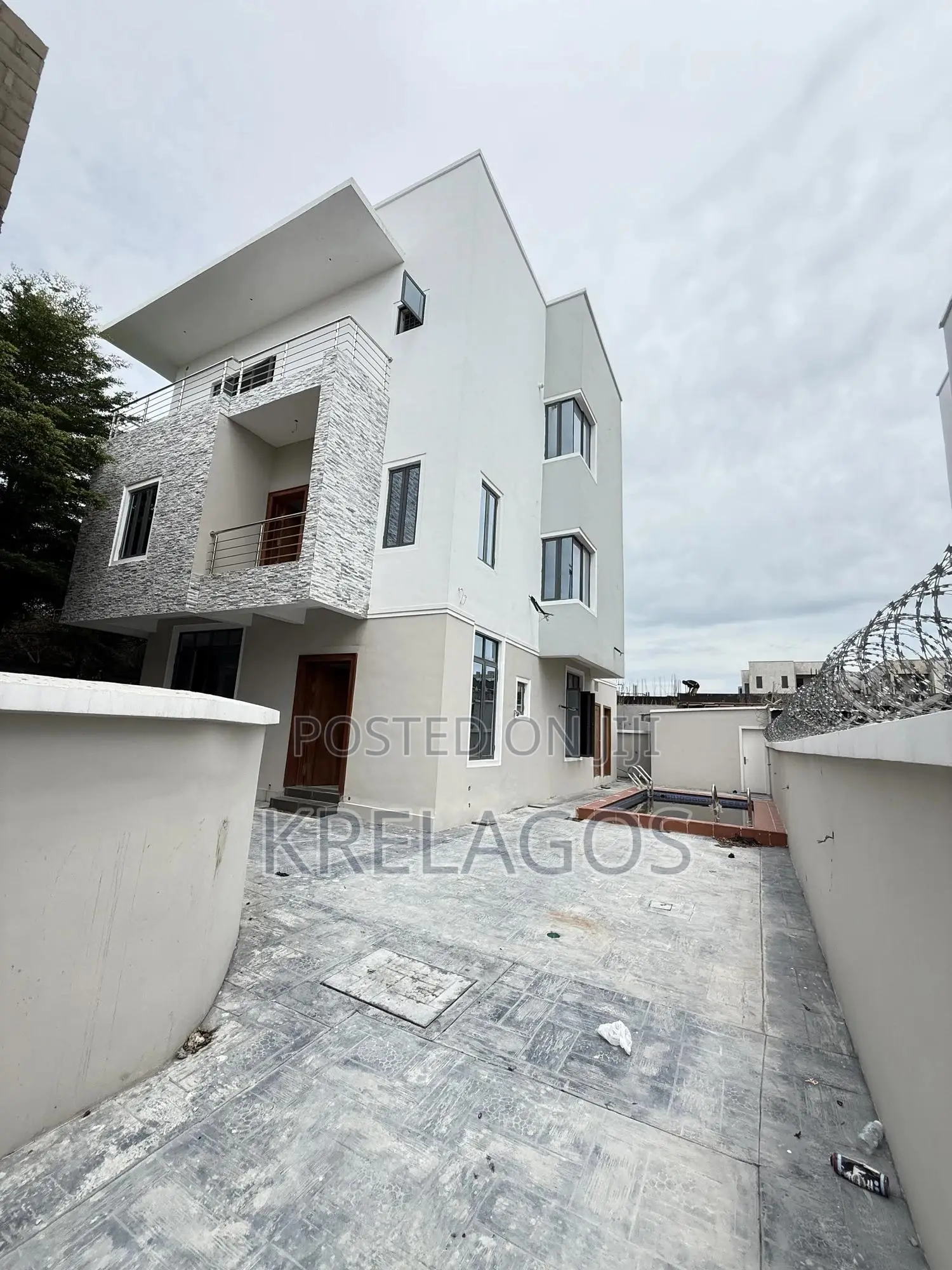 5bdrm Duplex in Lekki Phase 1 for sale