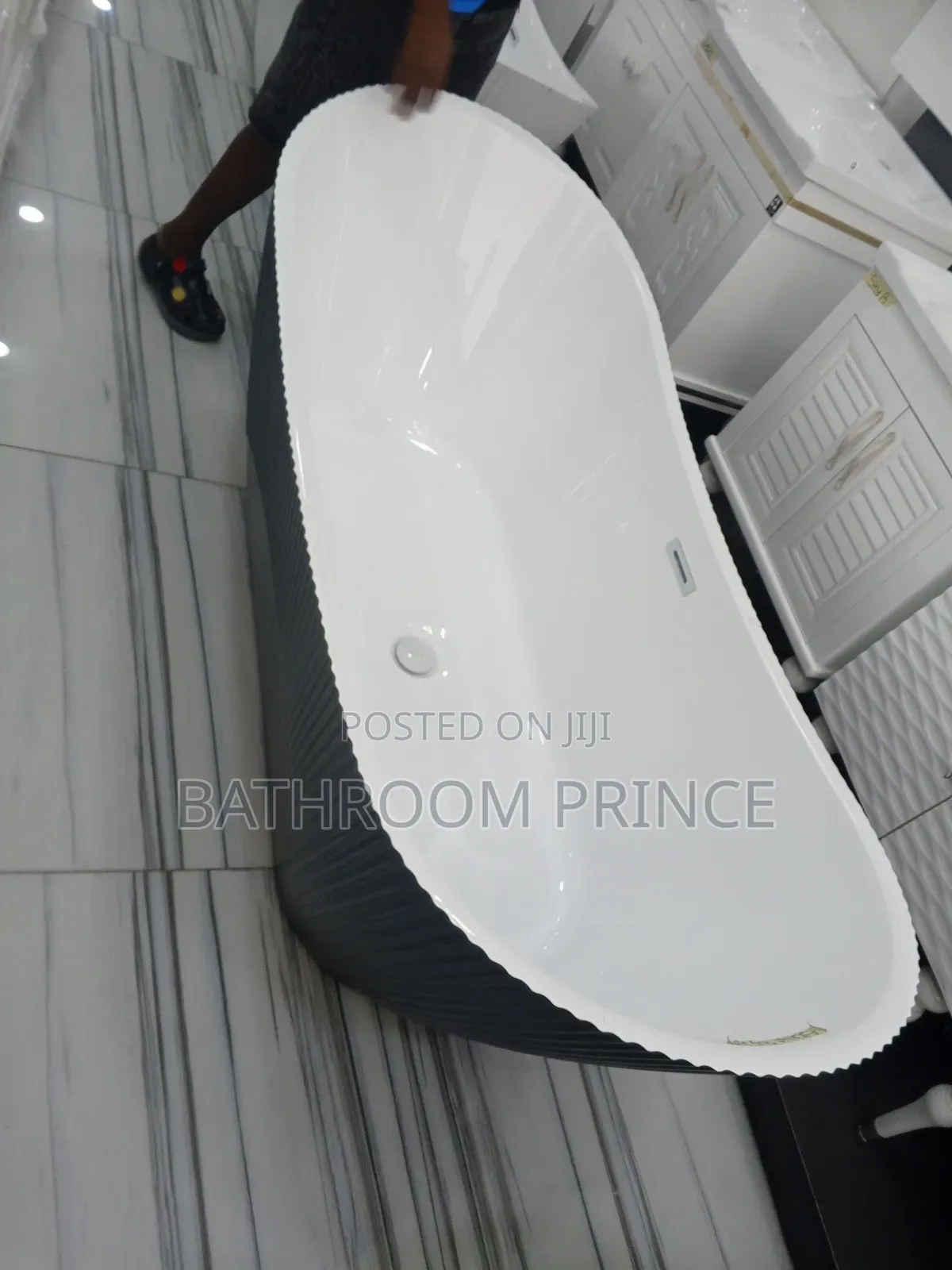 Black and White Freestanding Acrylic Bathtub