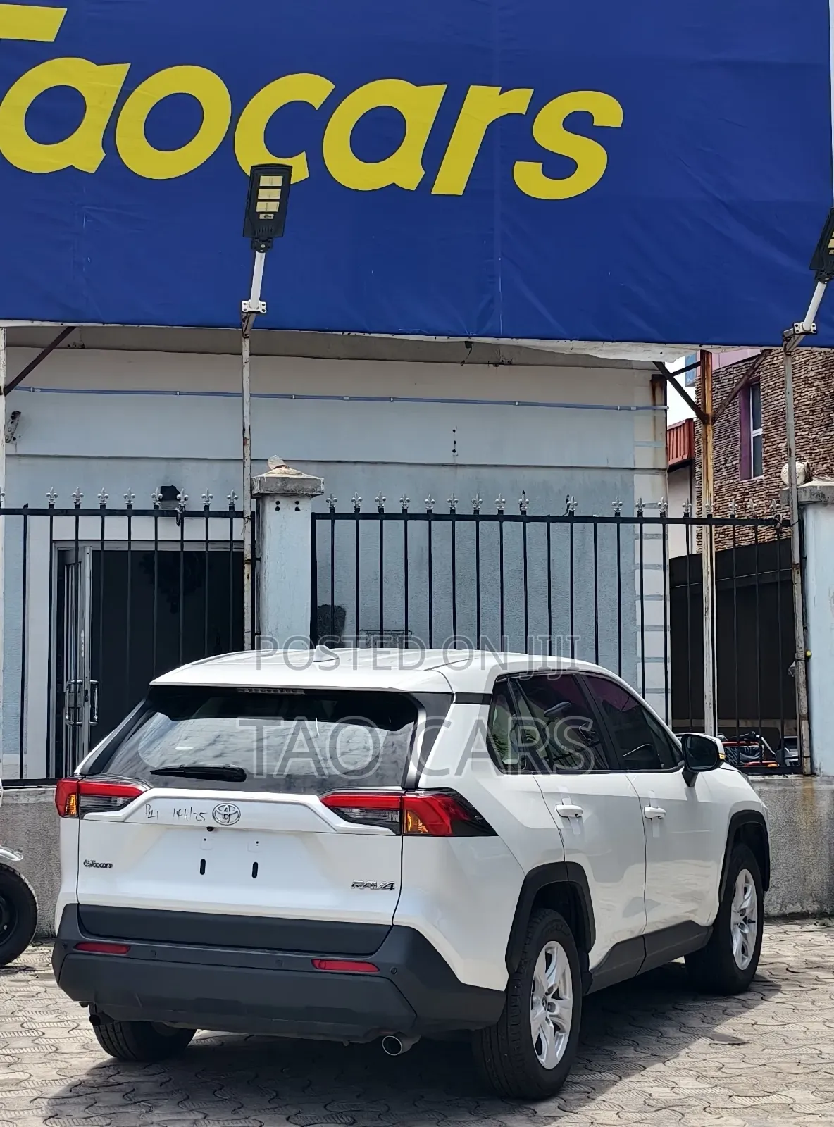 Toyota RAV4 XLE 2021 White