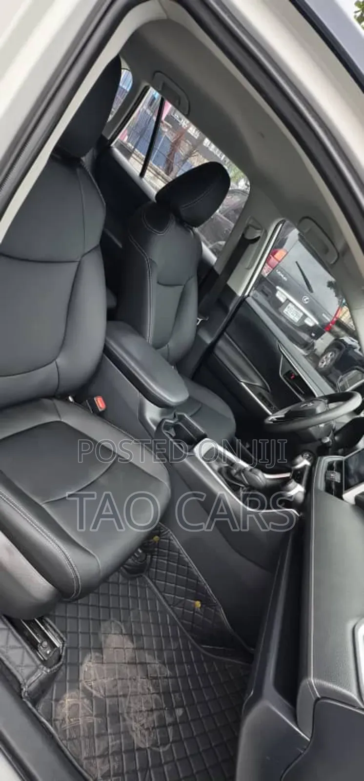 Toyota RAV4 XLE 2021 White