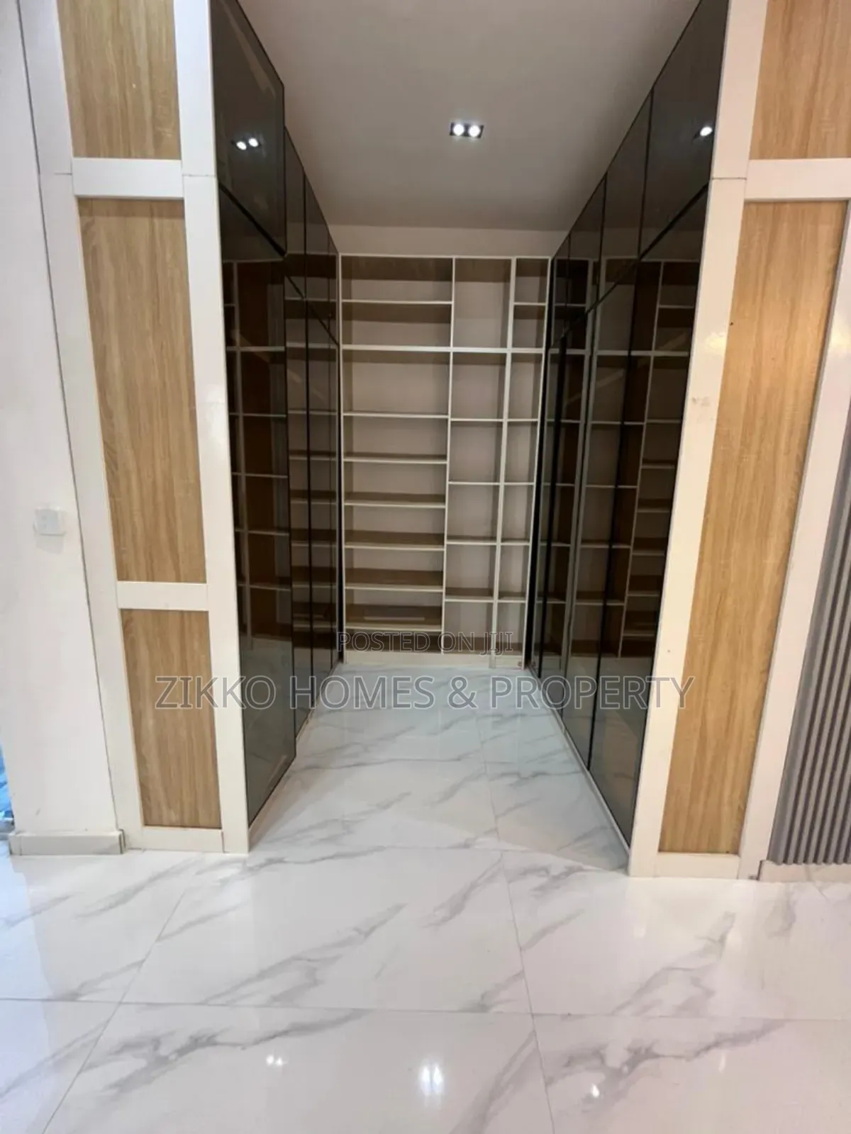 5bdrm Duplex in Chevron Drive, Lekki for sale