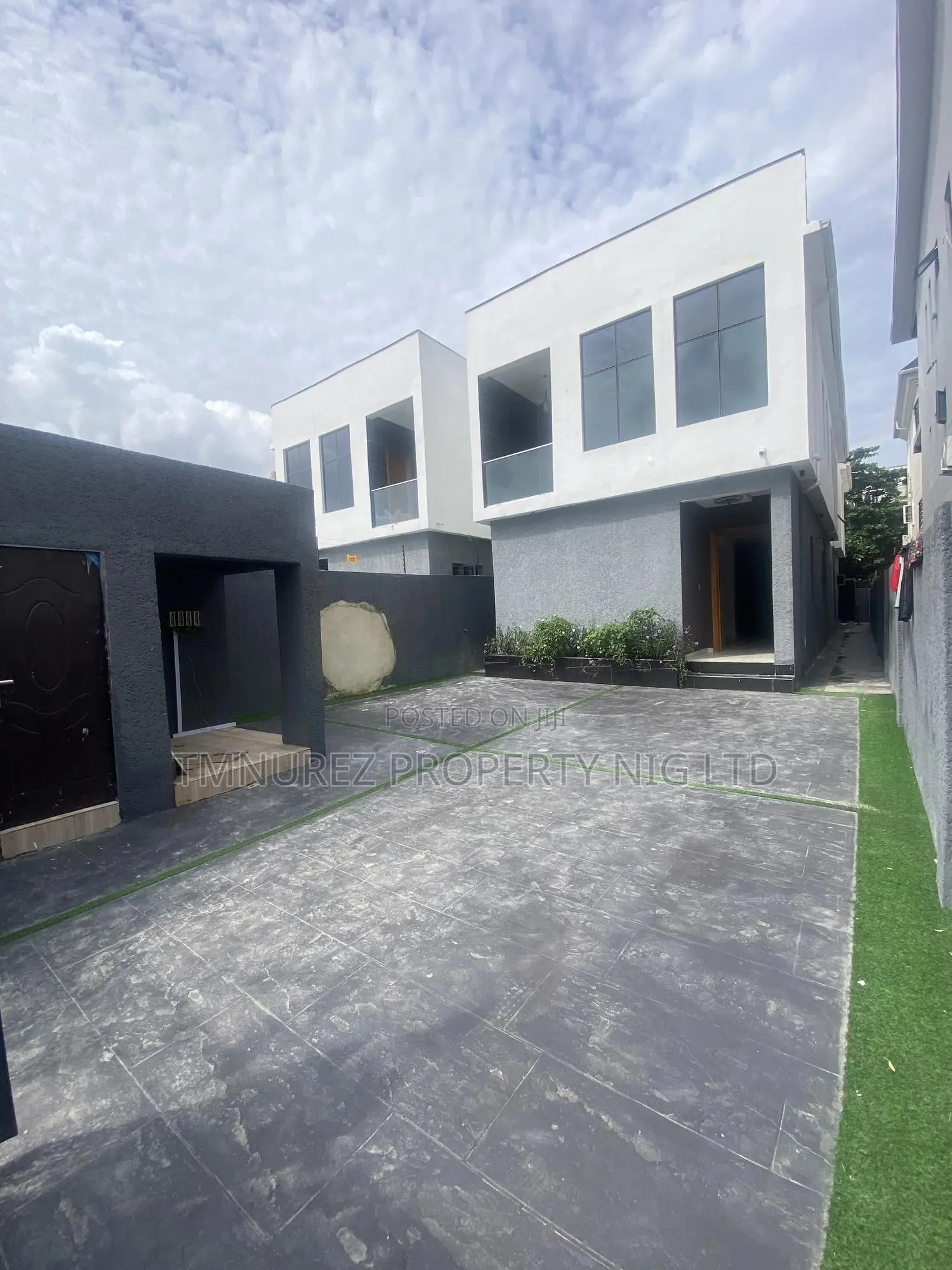 5bdrm Duplex in Ologolo, Lekki for sale