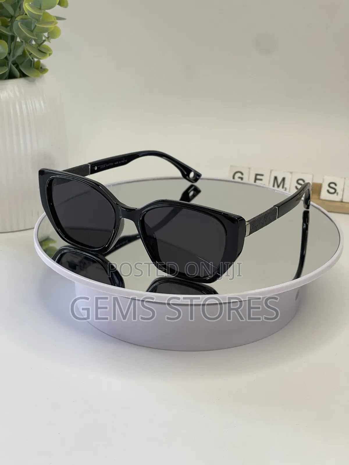 Chic Black Cat-Eye Sunglasses - Trendy Uv Protected!