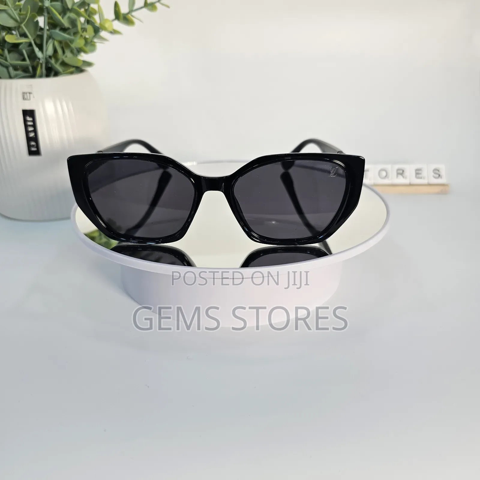 Chic Black Cat-Eye Sunglasses - Trendy Uv Protected!