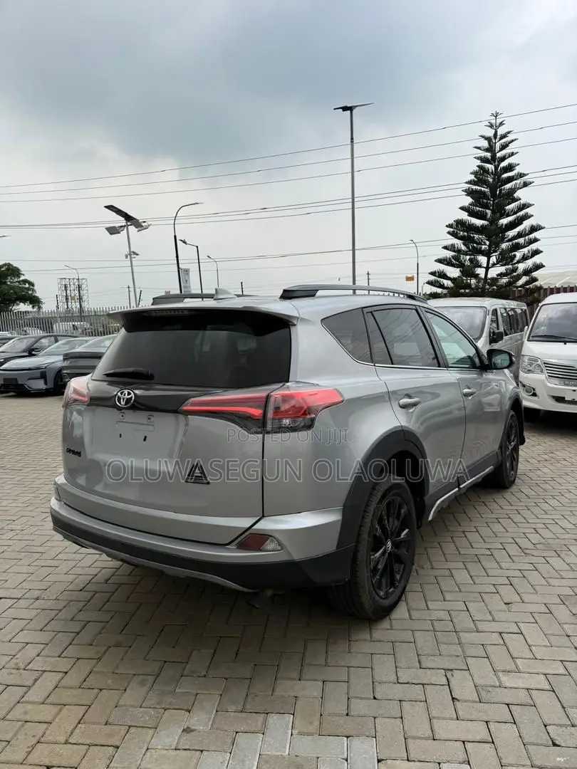 Toyota RAV4 XLE 4dr SUV (2.5L 4cyl 6A) 2018 Silver