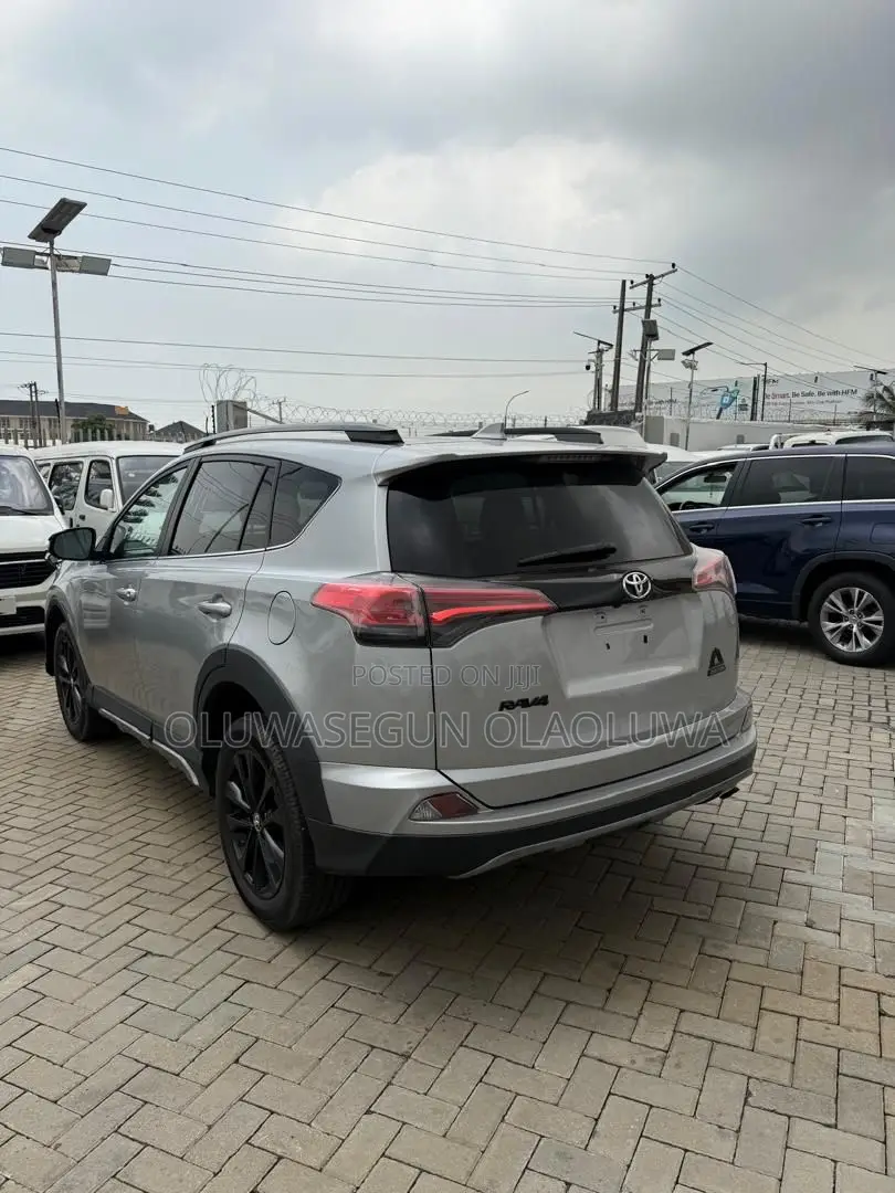 Toyota RAV4 XLE 4dr SUV (2.5L 4cyl 6A) 2018 Silver