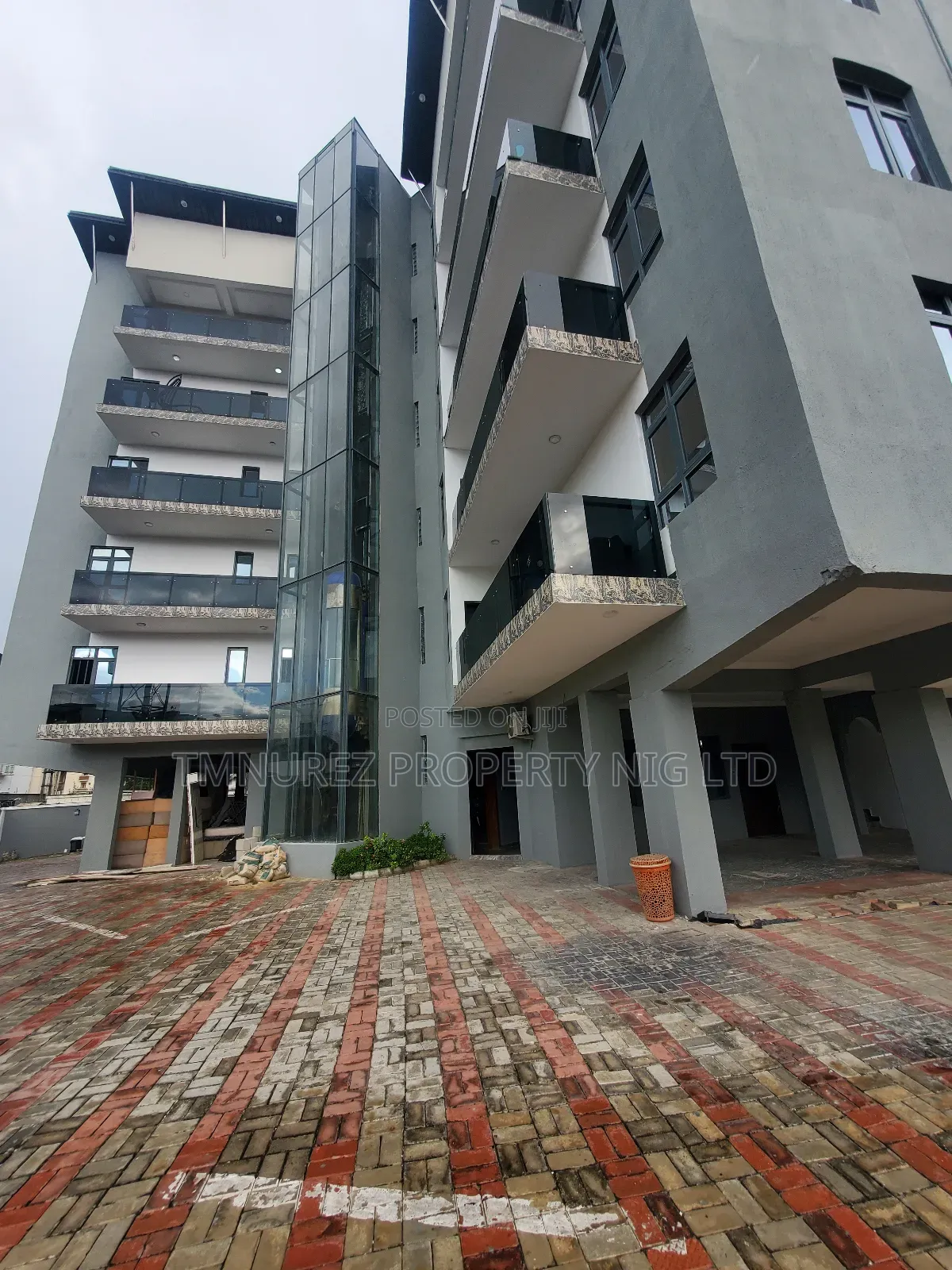 3bdrm Apartment in Off Admiralty, Lekki Phase 1 for rent