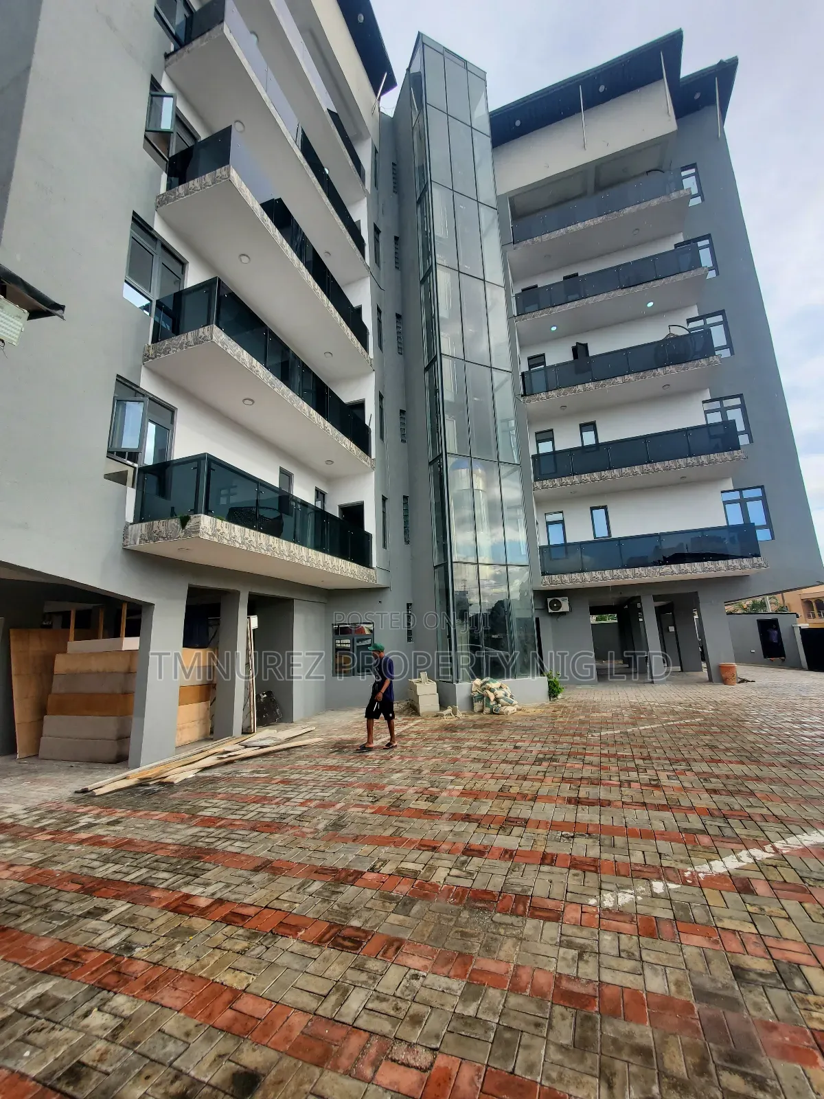 3bdrm Apartment in Lekki Phase1 for rent