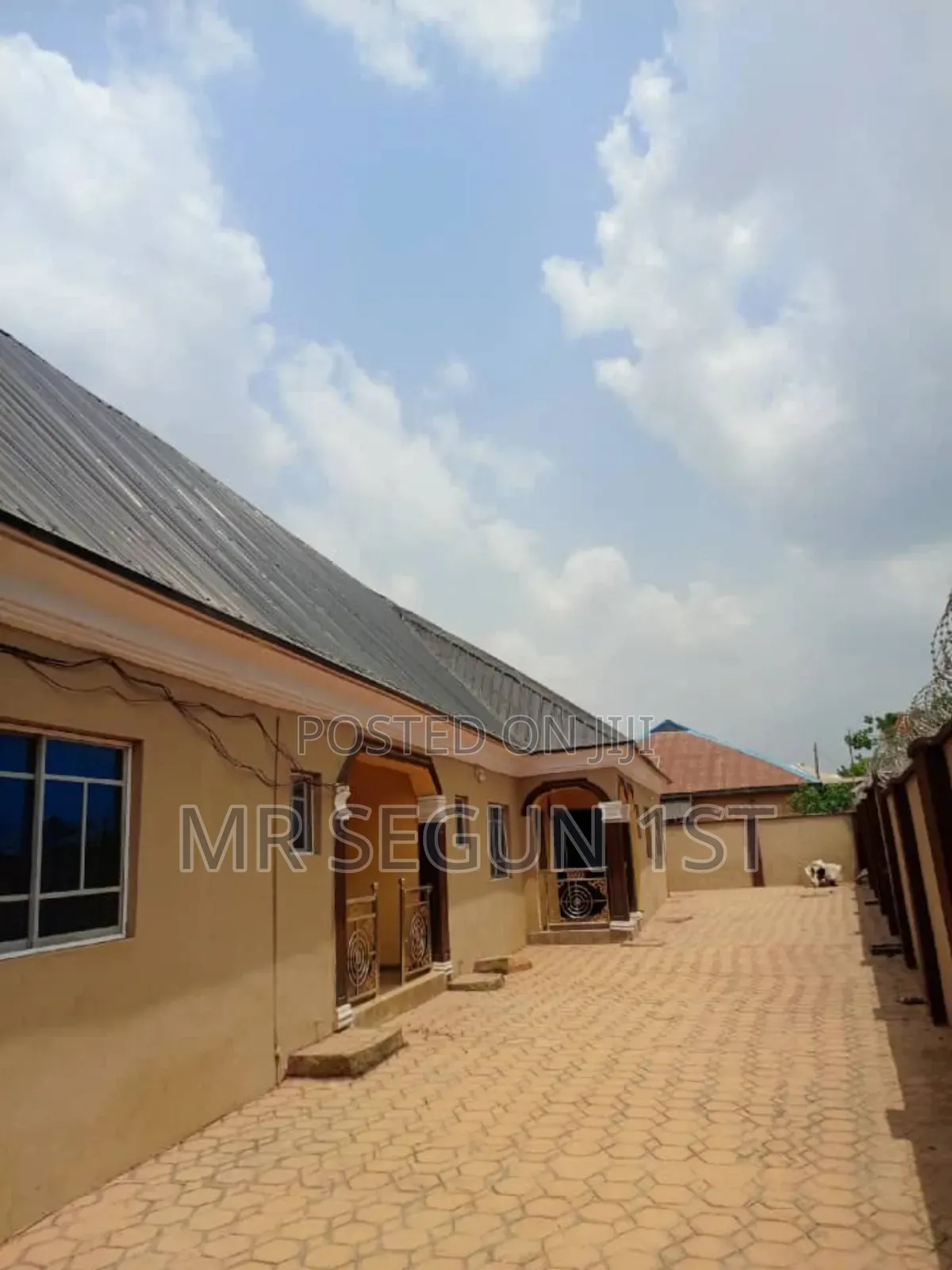 7bdrm Bungalow in Academy, Ibadan for sale