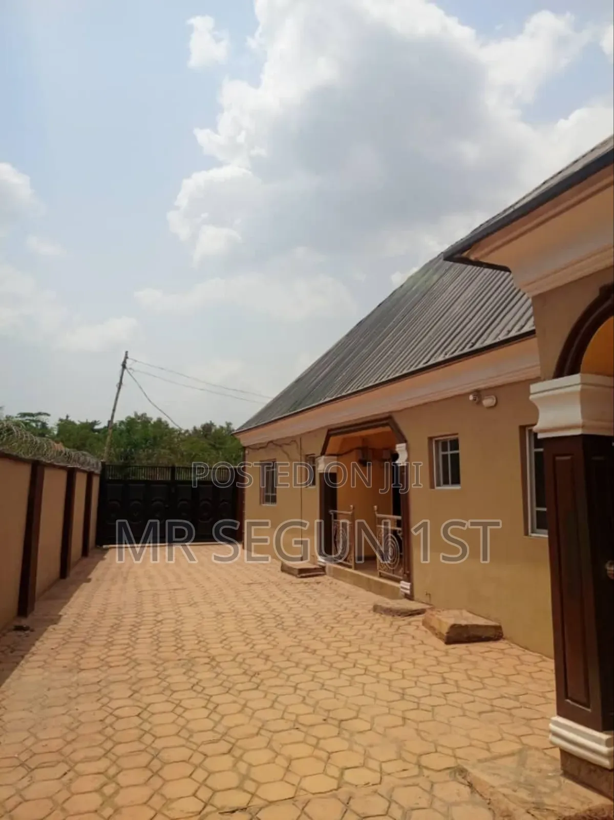 7bdrm Bungalow in Academy, Ibadan for sale