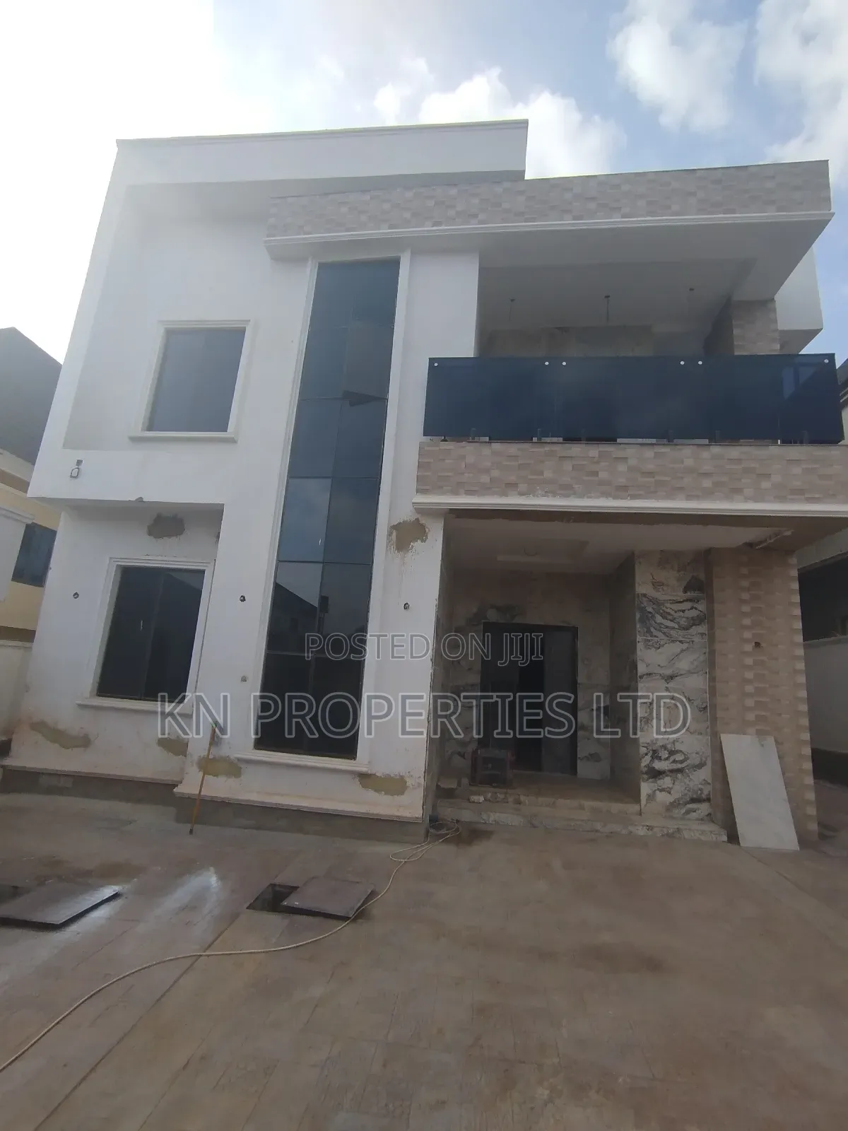 5bdrm Duplex in Resettlement, Apo District for sale