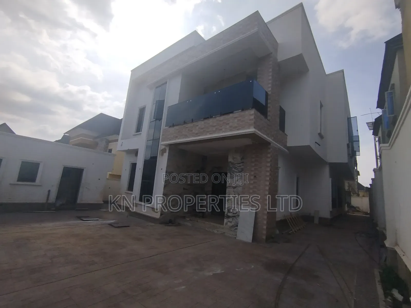5bdrm Duplex in Resettlement, Apo District for sale