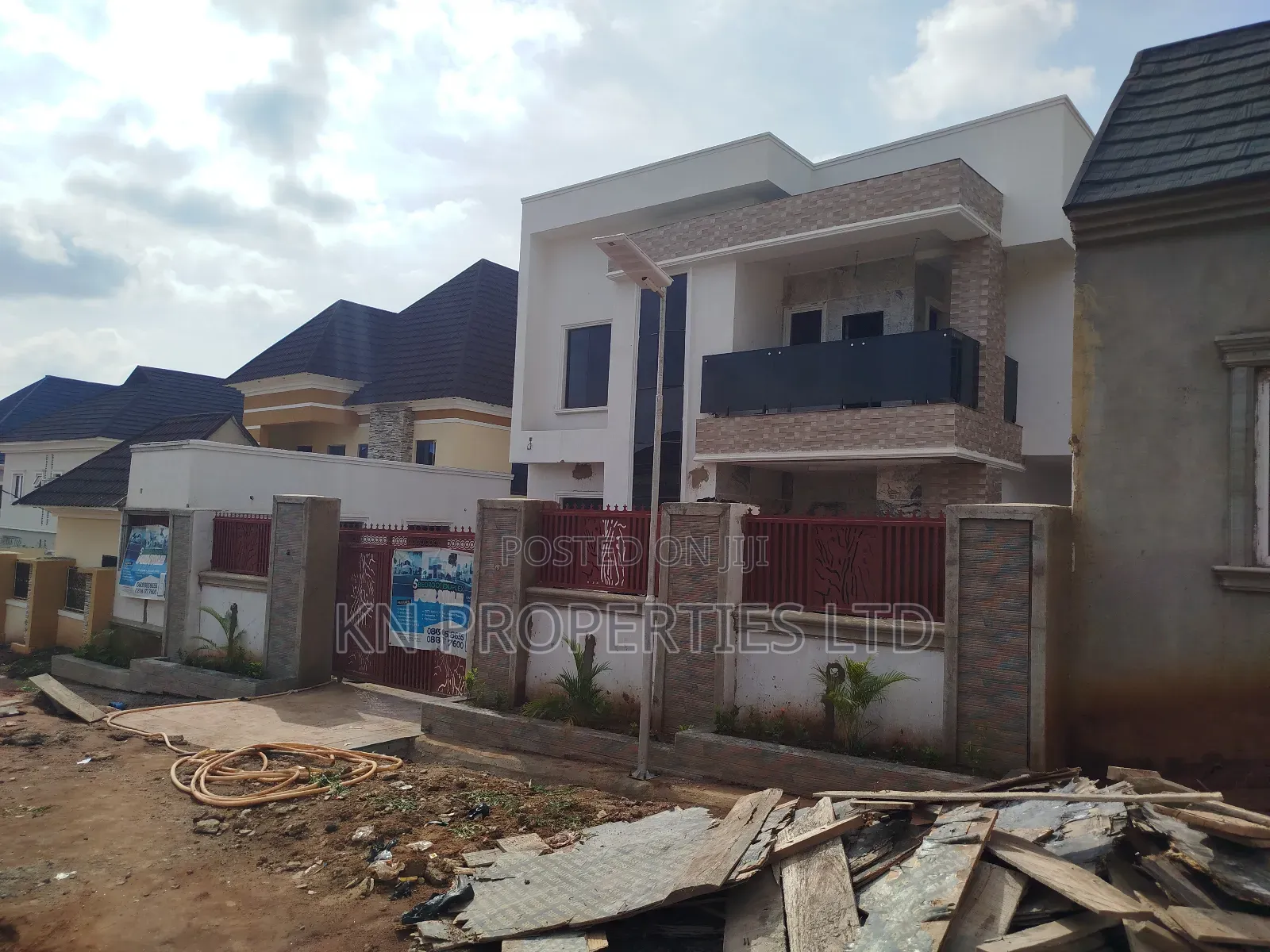 5bdrm Duplex in Resettlement, Apo District for sale