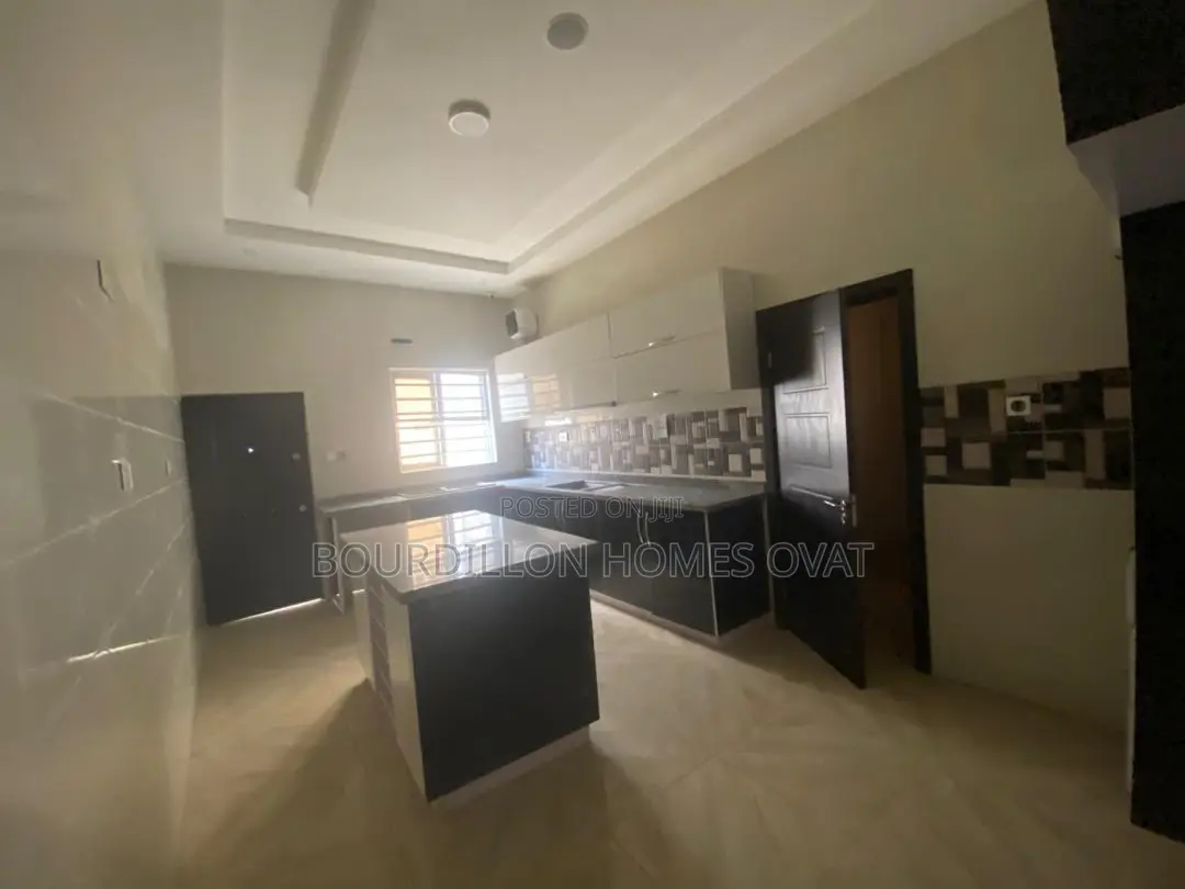 5bdrm Apartment in Lekki for sale