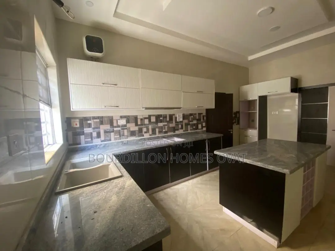 5bdrm Apartment in Lekki for sale